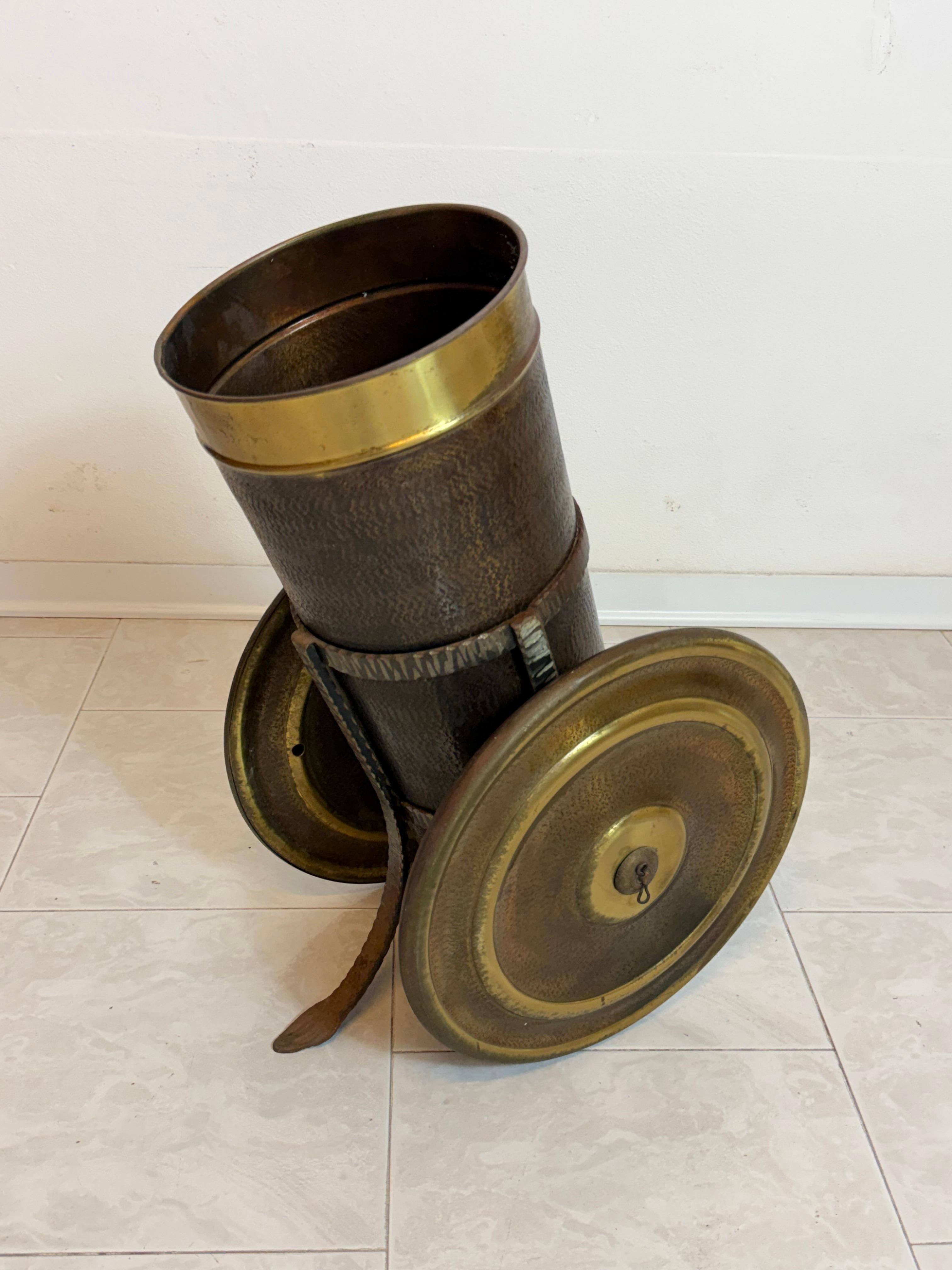 italien Porte-parapluies en forme de canon en cuivre et en laiton du milieu du siècle dernier, années 1950 en vente