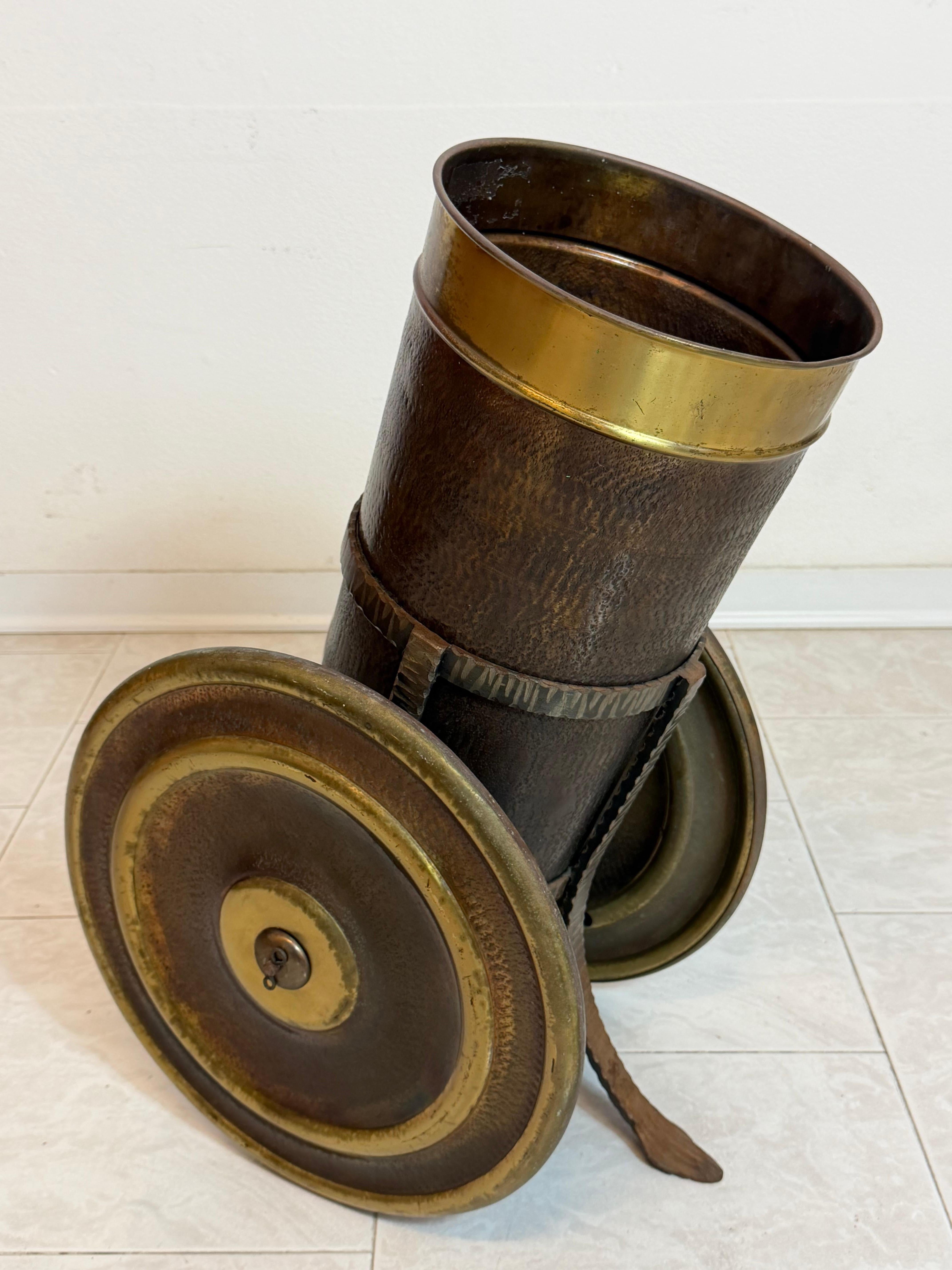 Porte-parapluies en forme de canon en cuivre et en laiton du milieu du siècle dernier, années 1950 Bon état - En vente à Palermo, IT