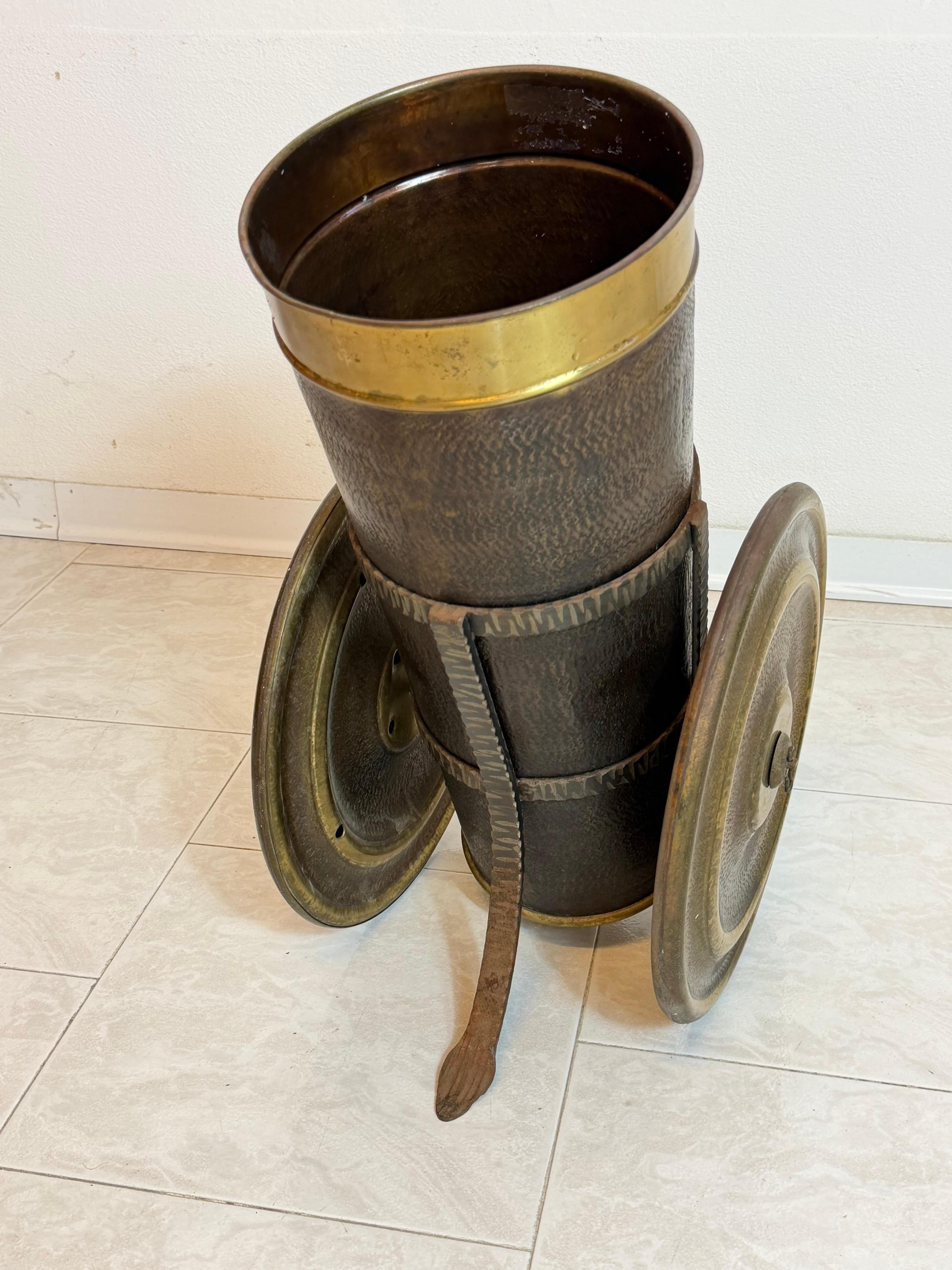 Milieu du XXe siècle Porte-parapluies en forme de canon en cuivre et en laiton du milieu du siècle dernier, années 1950 en vente