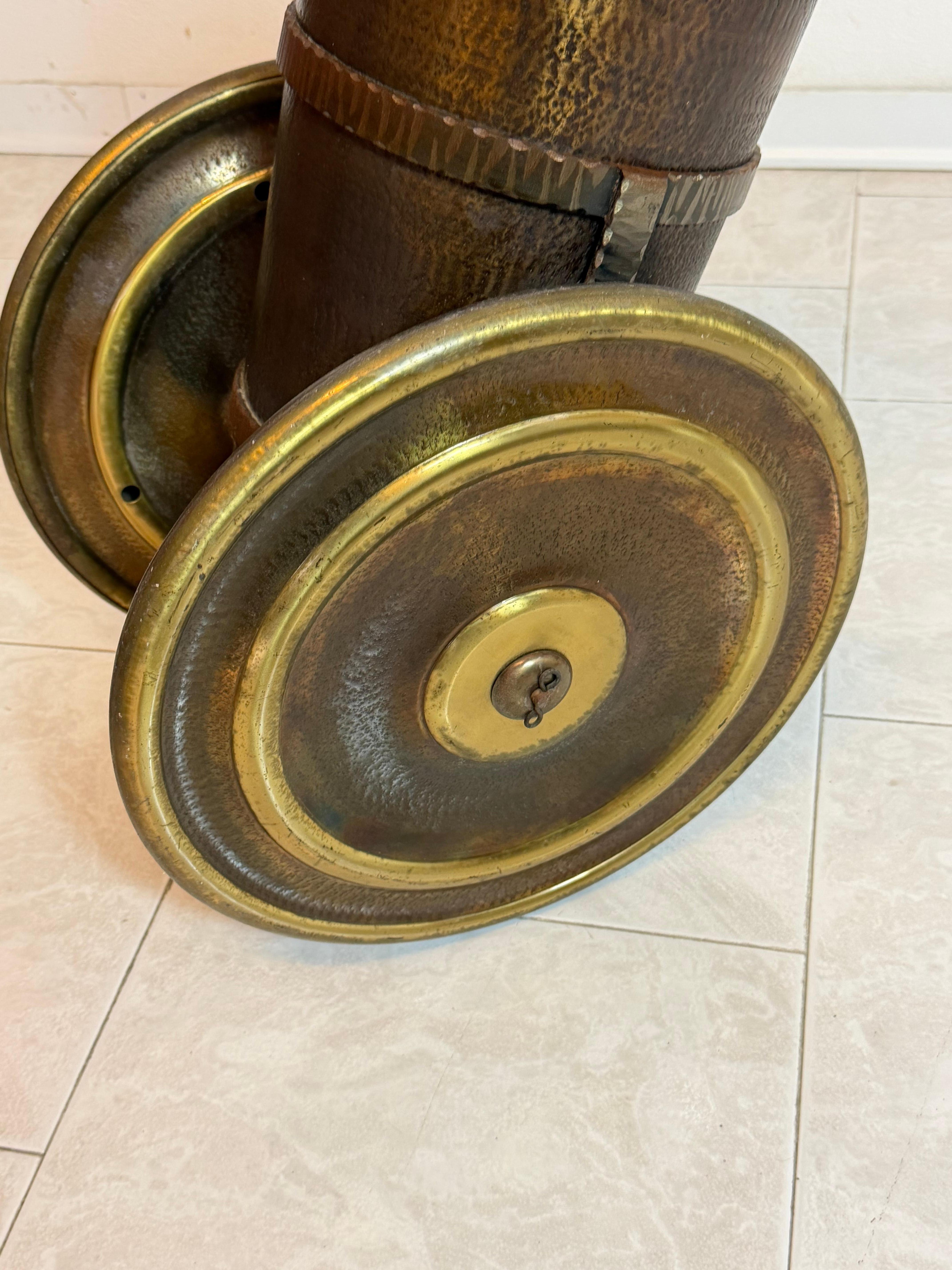 Laiton Porte-parapluies en forme de canon en cuivre et en laiton du milieu du siècle dernier, années 1950 en vente