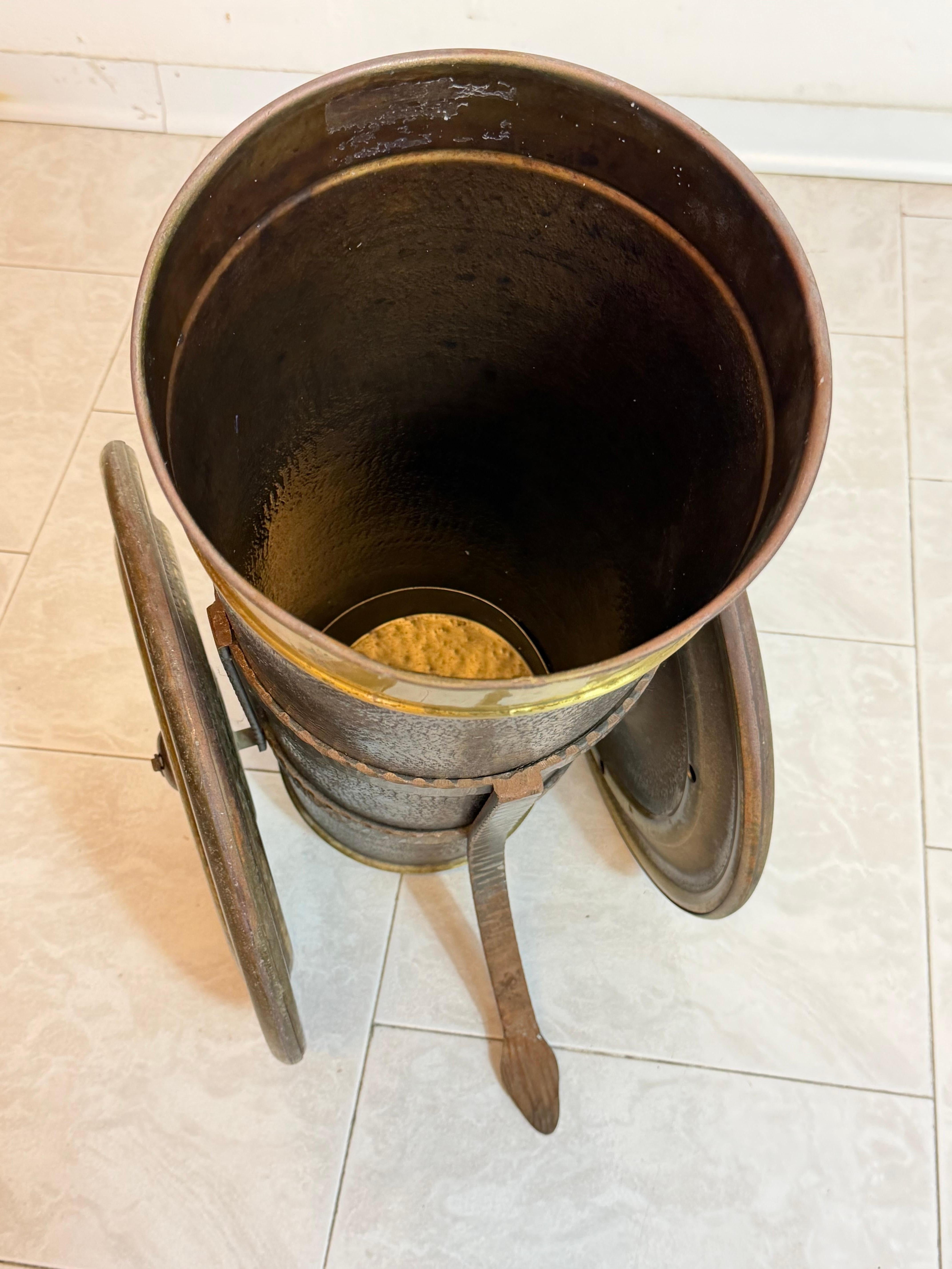 Porte-parapluies en forme de canon en cuivre et en laiton du milieu du siècle dernier, années 1950 en vente 1