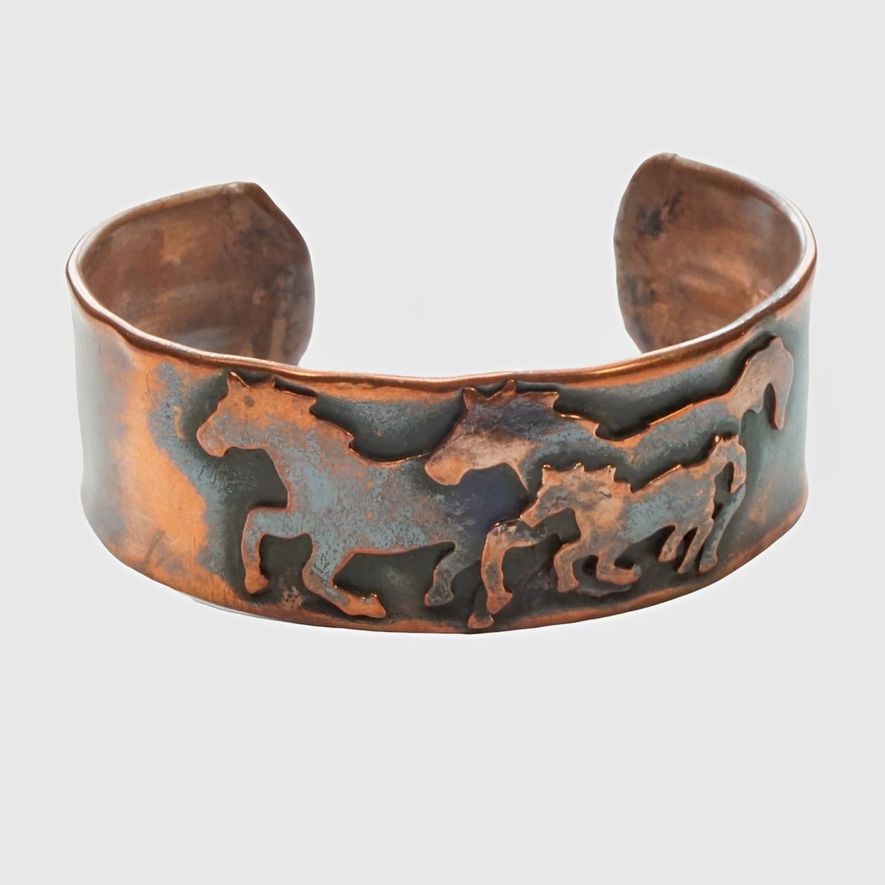 Copper mid century anodized bangle, featuring a beautiful horses design set in relief. The bangle is handmade.

Measuring inside length 6.3 cm / 2.48 inches, and the width of the bangle is 2.3 cm / .9 inch. 

This is a fabulous and stylish vintage