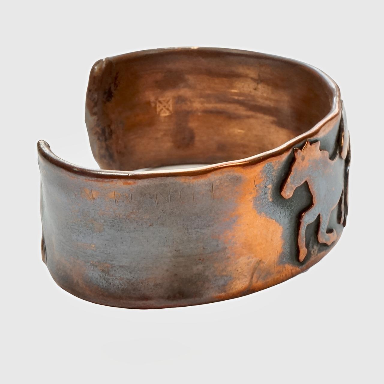Mid Century Copper Anodized Bangle with a Horses Design en Bueno estado para la venta en London, GB