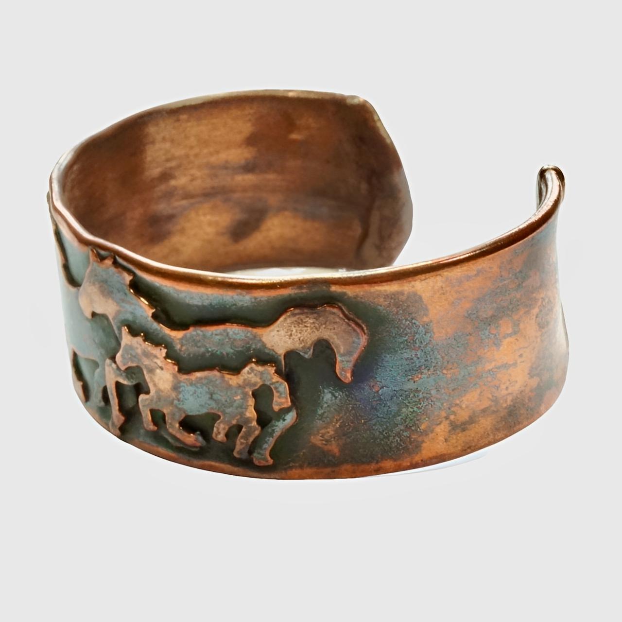 Femenino o masculino Mid Century Copper Anodized Bangle with a Horses Design en venta