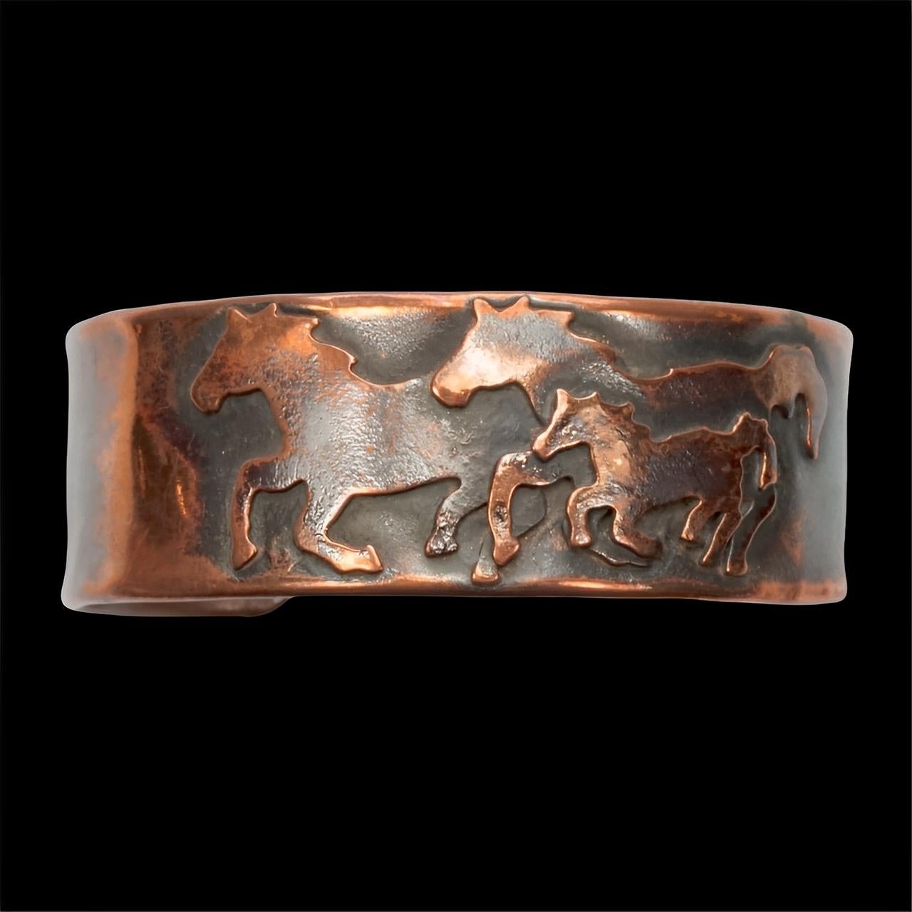 Mid Century Copper Anodized Bangle with a Horses Design en venta 4