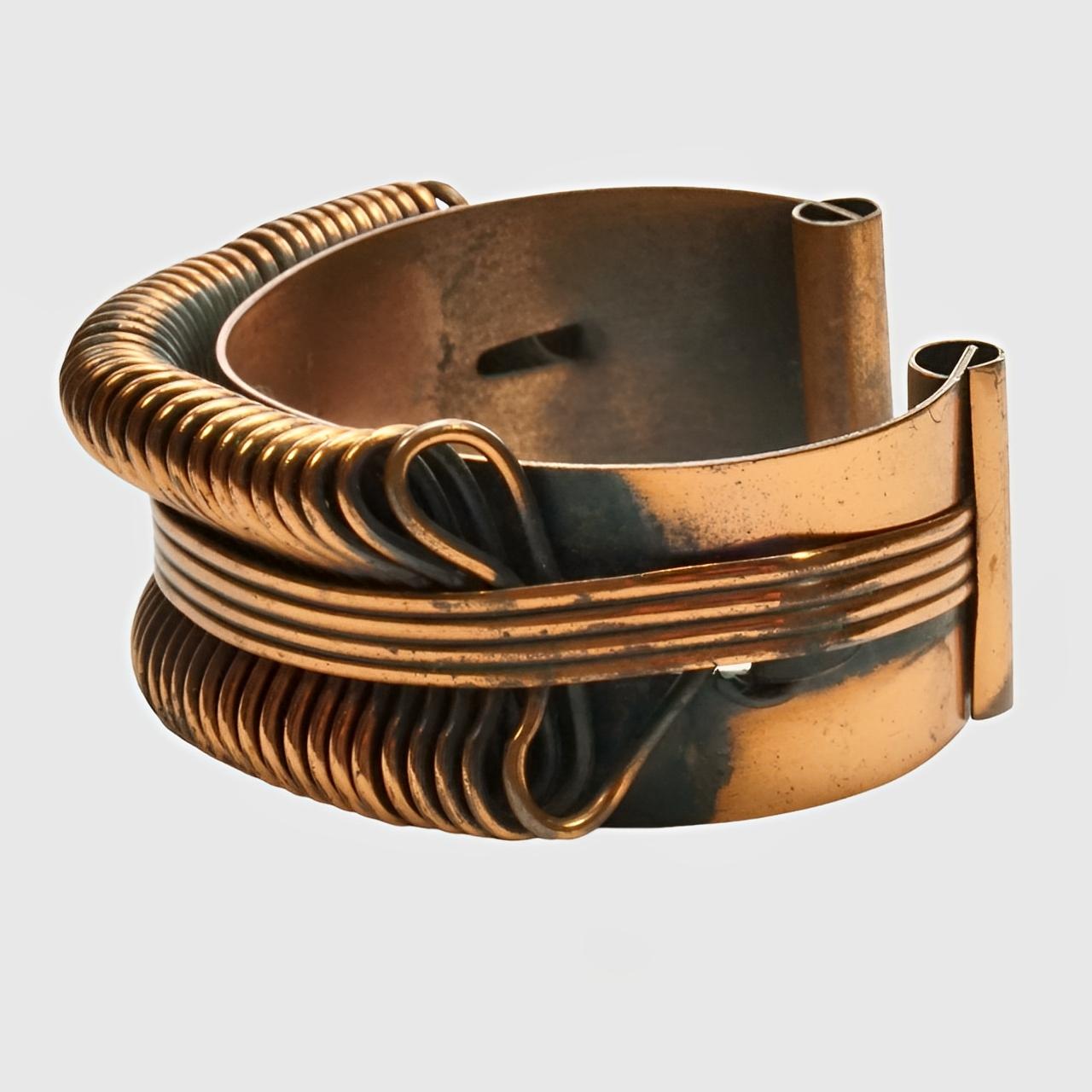 Heavy copper mid century anodized bangle, featuring a wonderful wire design. The bangle is handmade.

Measuring inside length 6.2 cm / 2.4 inches, and the width of the bangle is 2.5 cm / 1 inch. 

This is a fabulous and stylish vintage copper bangle
