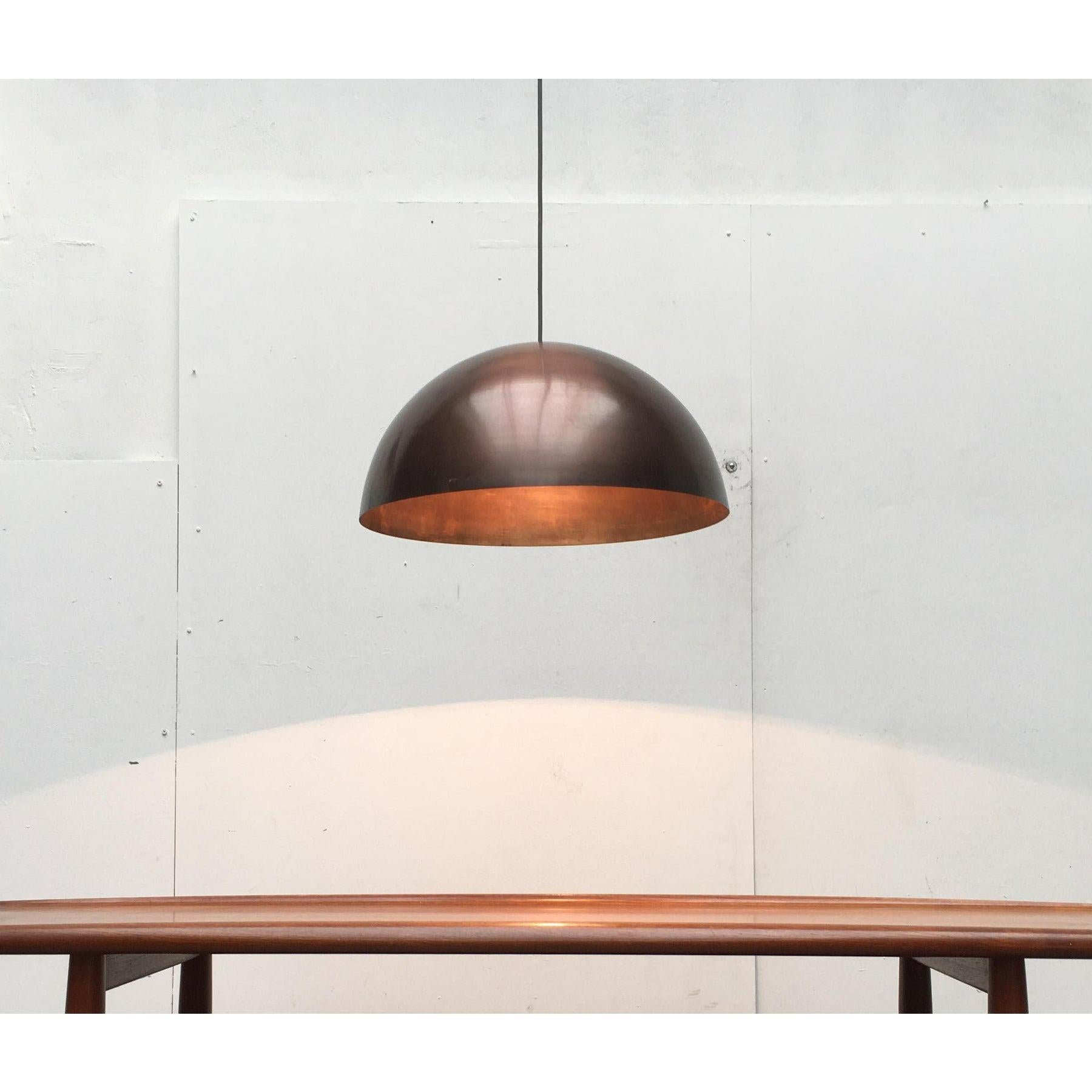 Grande pendente a cupola del Mid Century in rame.

L'ombra mostra la forma di un emisfero. La superficie di rame ha una patina meravigliosa. Il corpo della lampada in rame forma un oggetto di grande effetto nella stanza grazie al suo grande volume.
