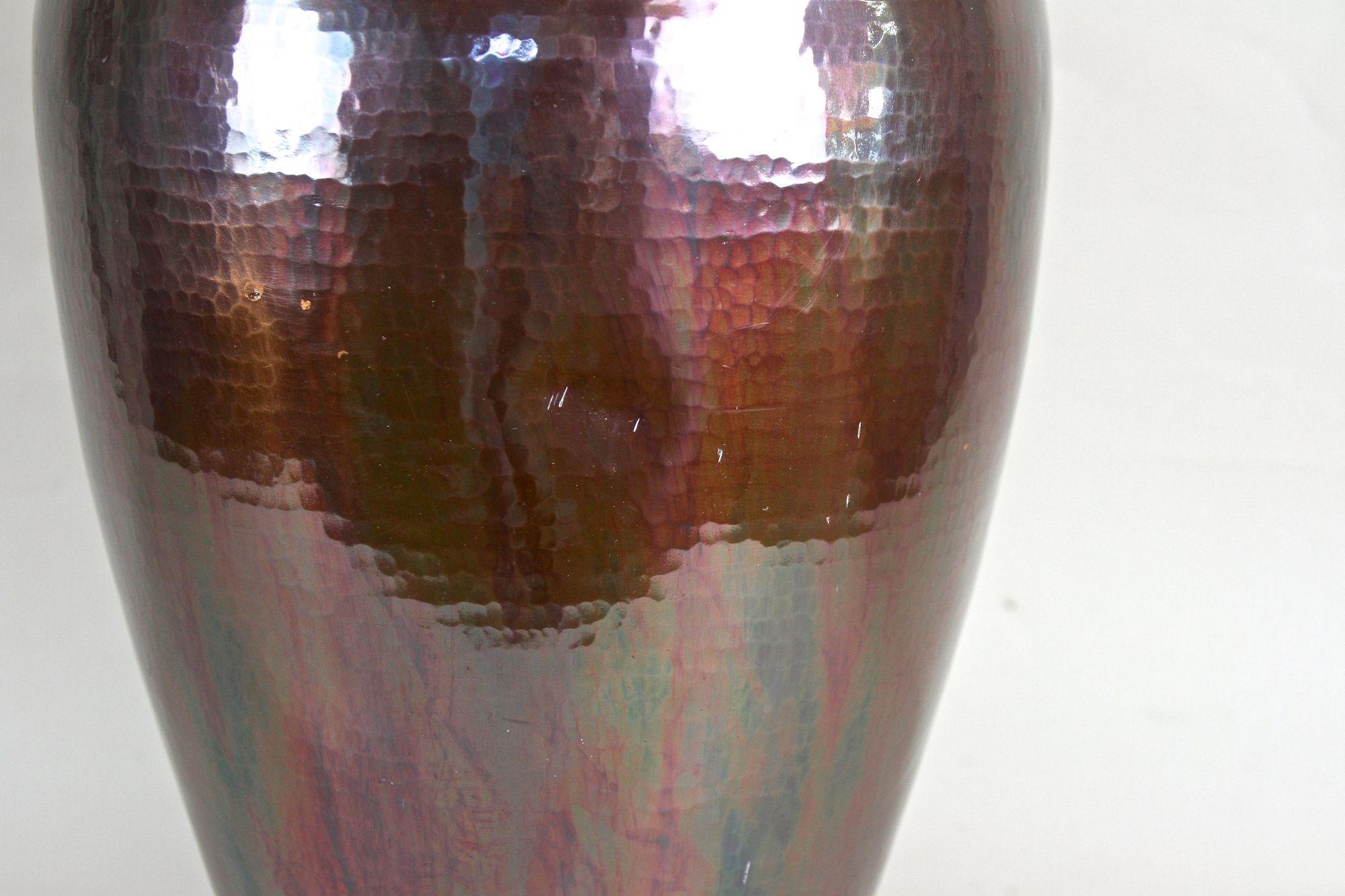 Vase de sol en cuivre du milieu du siècle, émaillé irisé - forgé à la main, AT circa 1970 en vente 3