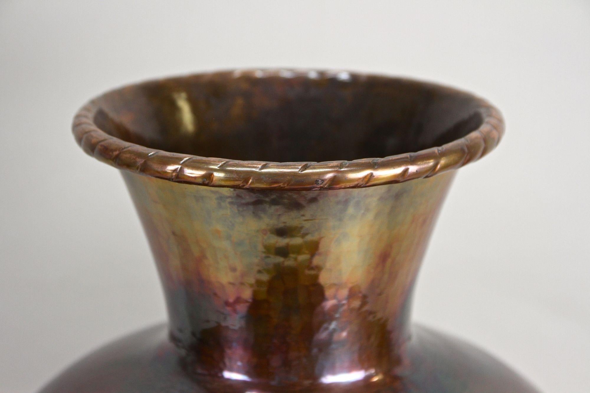 Vase de sol en cuivre du milieu du siècle, émaillé irisé - forgé à la main, AT circa 1970 en vente 4