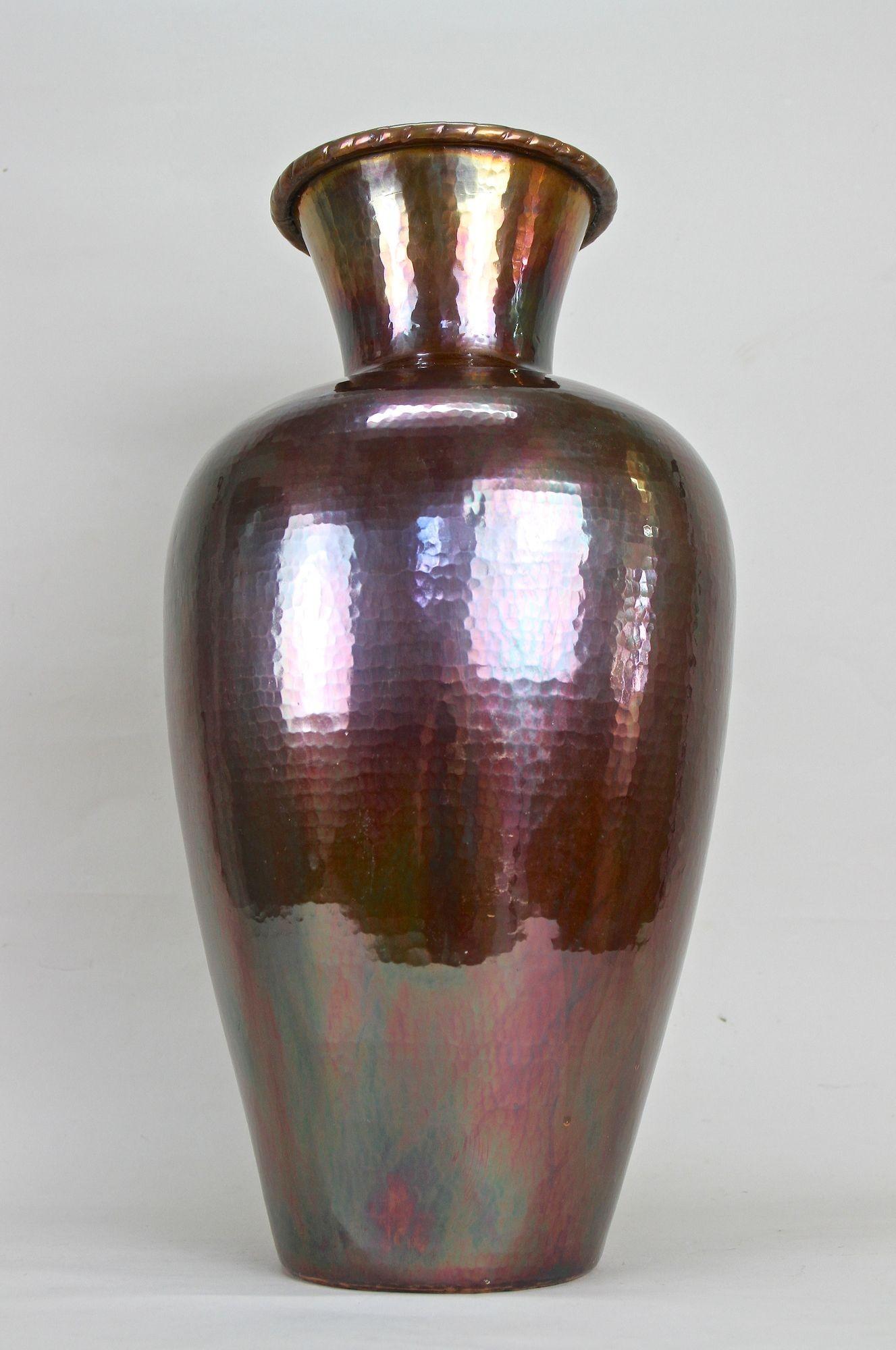 Vase de sol en cuivre du milieu du siècle, émaillé irisé - forgé à la main, AT circa 1970 en vente 5
