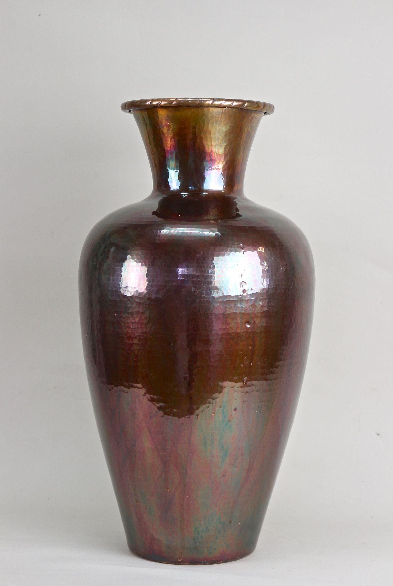 Vase de sol en cuivre du milieu du siècle, émaillé irisé - forgé à la main, AT circa 1970 en vente 7