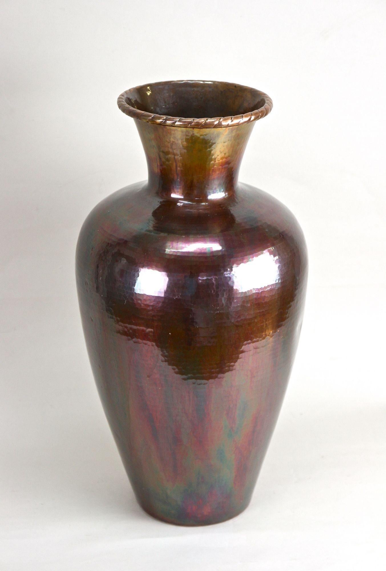 Vase de sol en cuivre du milieu du siècle, émaillé irisé - forgé à la main, AT circa 1970 en vente 8