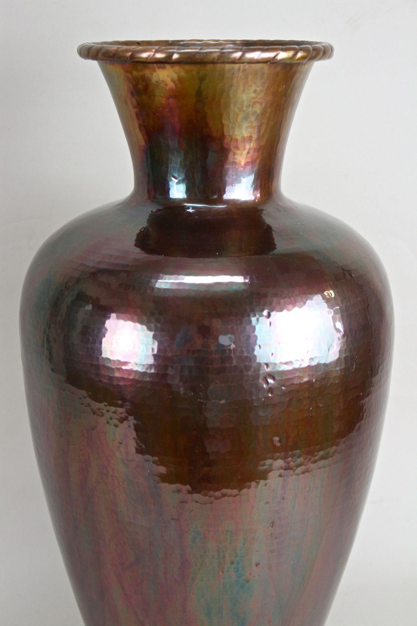 Vase de sol en cuivre du milieu du siècle, émaillé irisé - forgé à la main, AT circa 1970 en vente 9