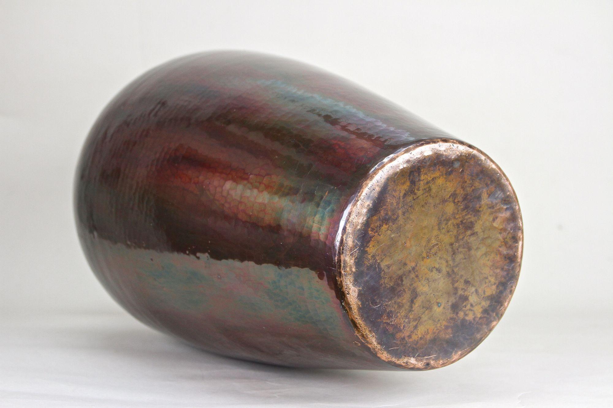 Vase de sol en cuivre du milieu du siècle, émaillé irisé - forgé à la main, AT circa 1970 en vente 10