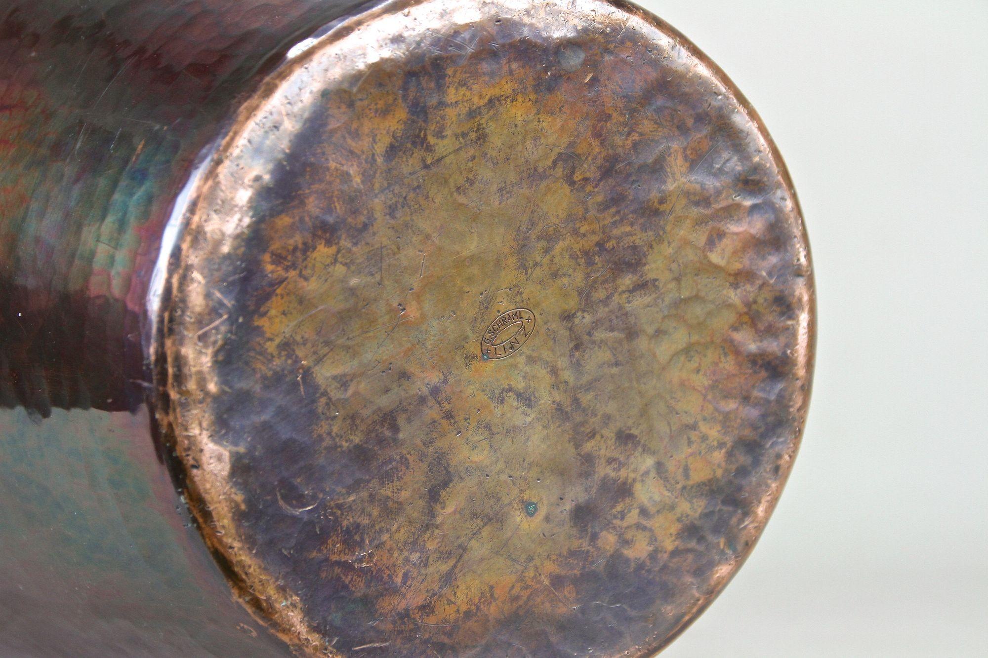 Vase de sol en cuivre du milieu du siècle, émaillé irisé - forgé à la main, AT circa 1970 en vente 11
