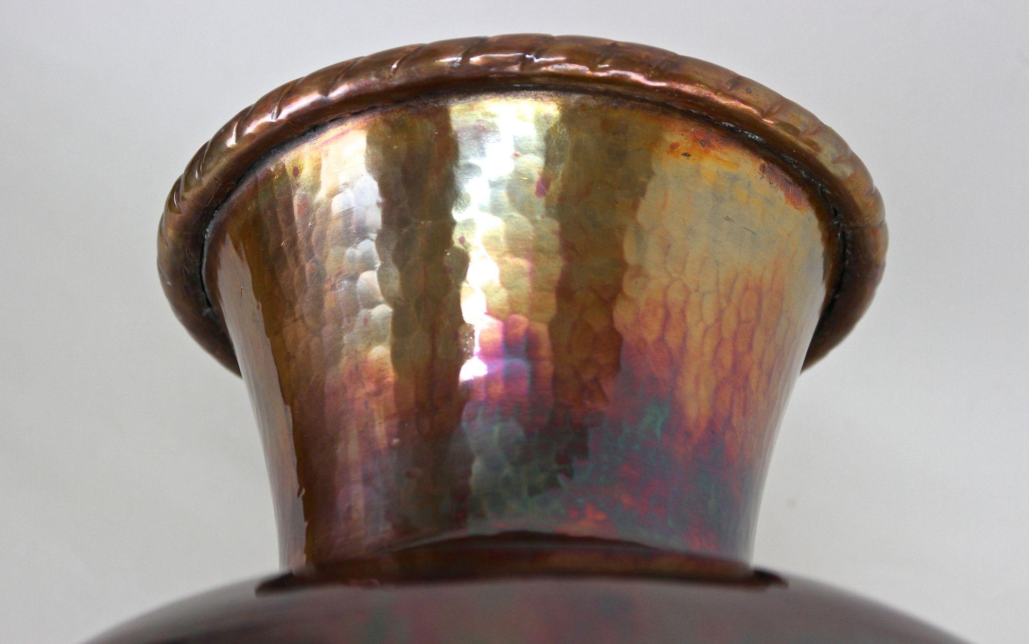 Vase de sol en cuivre du milieu du siècle, émaillé irisé - forgé à la main, AT circa 1970 en vente 12