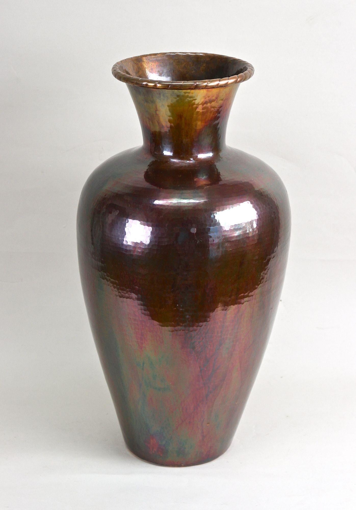 Grand vase de sol en cuivre très décoratif datant des années 1970 en Autriche. Un exemple extraordinaire d'un grand vase de sol en cuivre massif avec un corps de forme bulbeuse. Le véritable point fort de ce vase remarquable est son incroyable
