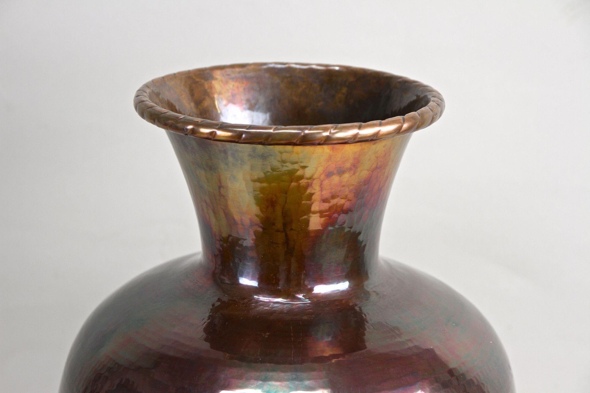 Mid-Century Modern Vase de sol en cuivre du milieu du siècle, émaillé irisé - forgé à la main, AT circa 1970 en vente