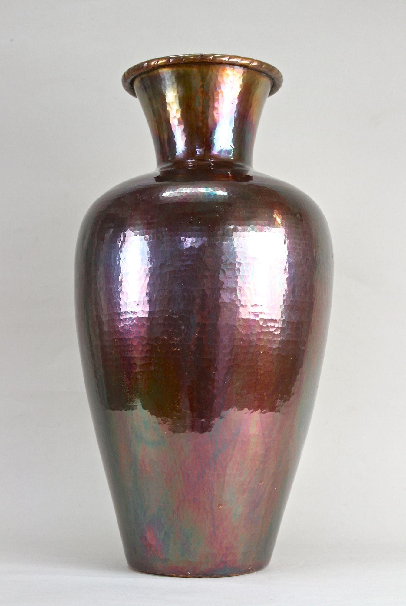 Autrichien Vase de sol en cuivre du milieu du siècle, émaillé irisé - forgé à la main, AT circa 1970 en vente
