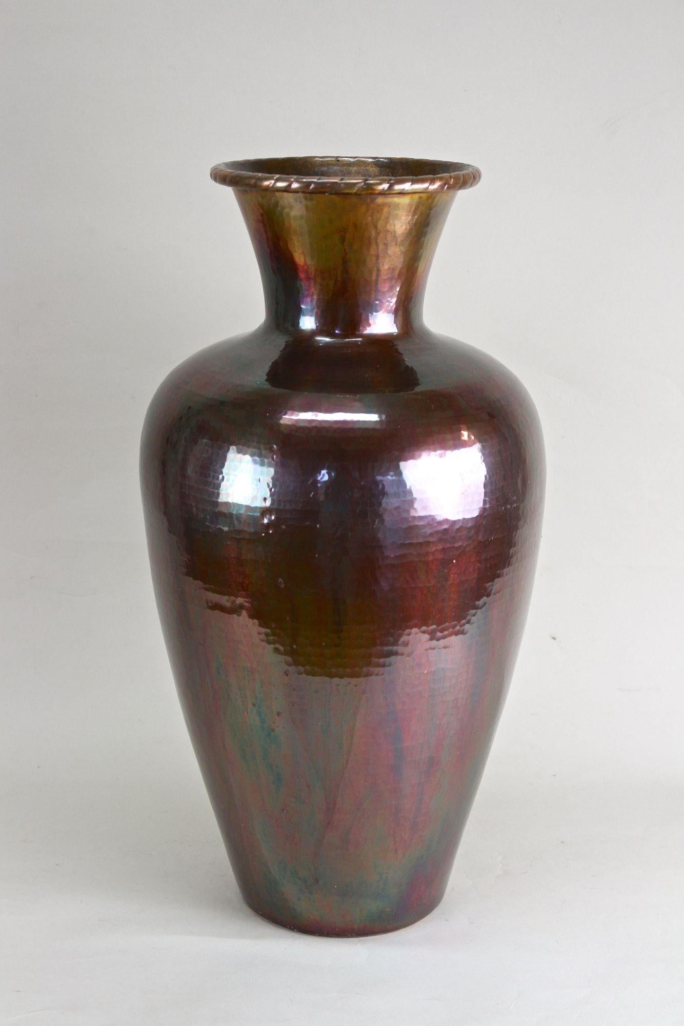 Vernissé Vase de sol en cuivre du milieu du siècle, émaillé irisé - forgé à la main, AT circa 1970 en vente