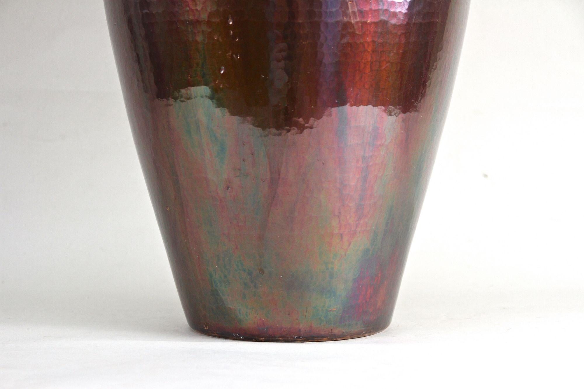 20ième siècle Vase de sol en cuivre du milieu du siècle, émaillé irisé - forgé à la main, AT circa 1970 en vente