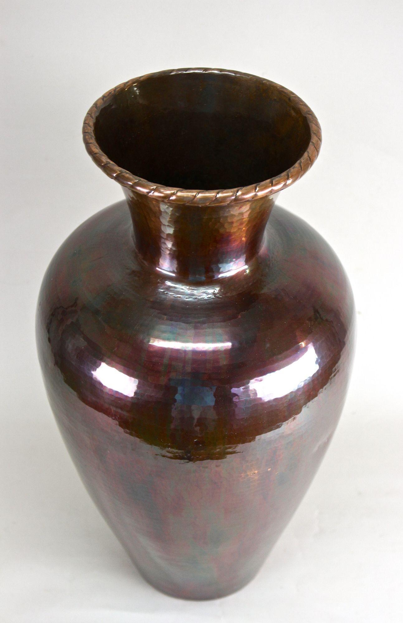 Cuivre Vase de sol en cuivre du milieu du siècle, émaillé irisé - forgé à la main, AT circa 1970 en vente