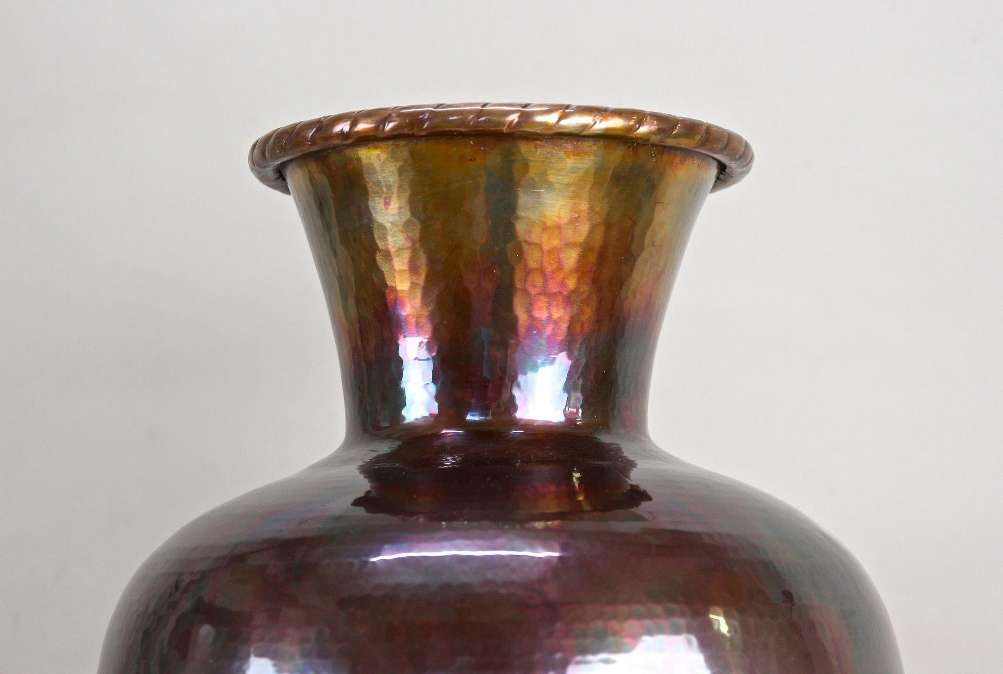 Vase de sol en cuivre du milieu du siècle, émaillé irisé - forgé à la main, AT circa 1970 en vente 1