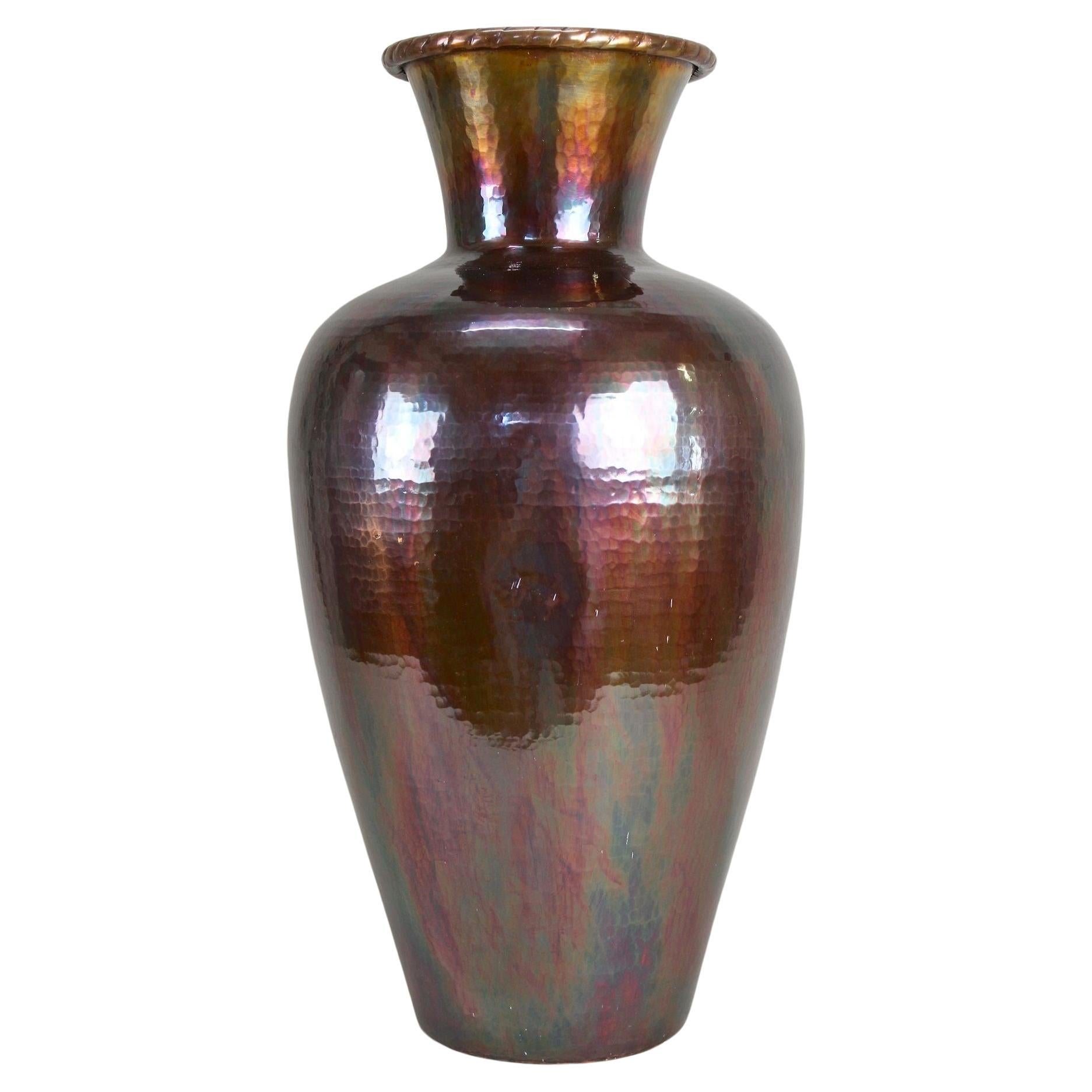 Vase de sol en cuivre du milieu du siècle, émaillé irisé - forgé à la main, AT circa 1970 en vente