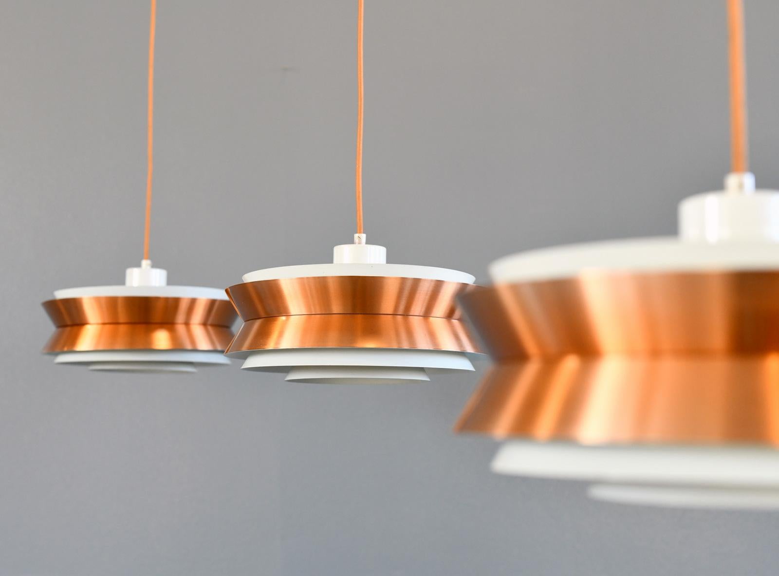 Lampada a sospensione in rame del metà del secolo scorso di VEB Metaldrucker Halle Circa 1970

- Diffusori in rame a strati
- Adatto a lampadine con attacco E27
- Cavo in tessuto di rame
- Viene fornito con 150 cm di cavo
- Realizzato da VEB