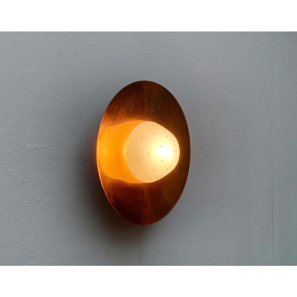 Rara plafoniera del Medioevo. Probabilmente da Phillips della Nl.

un design minimalista con una superficie di grande effetto. Una conchiglia finemente realizzata in superficie color rame con un diffusore in vetro al centro. Il bordo in rame