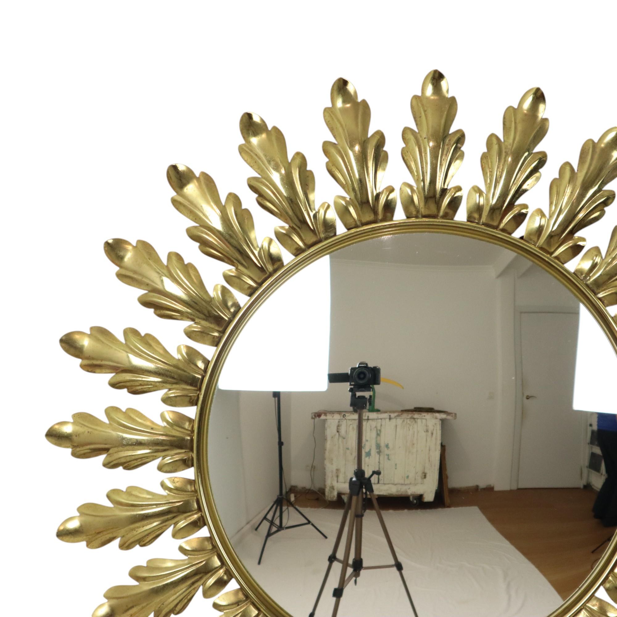 Specchio solare di metà secolo, specchio a raggiera di Deknudt, realizzato in metallo ramato e legno, con vetro a specchio convesso o convesso, oggetto di design degli anni '60, Belgio.

La casa belga Deknudt, specializzata in specchi e fondata nel