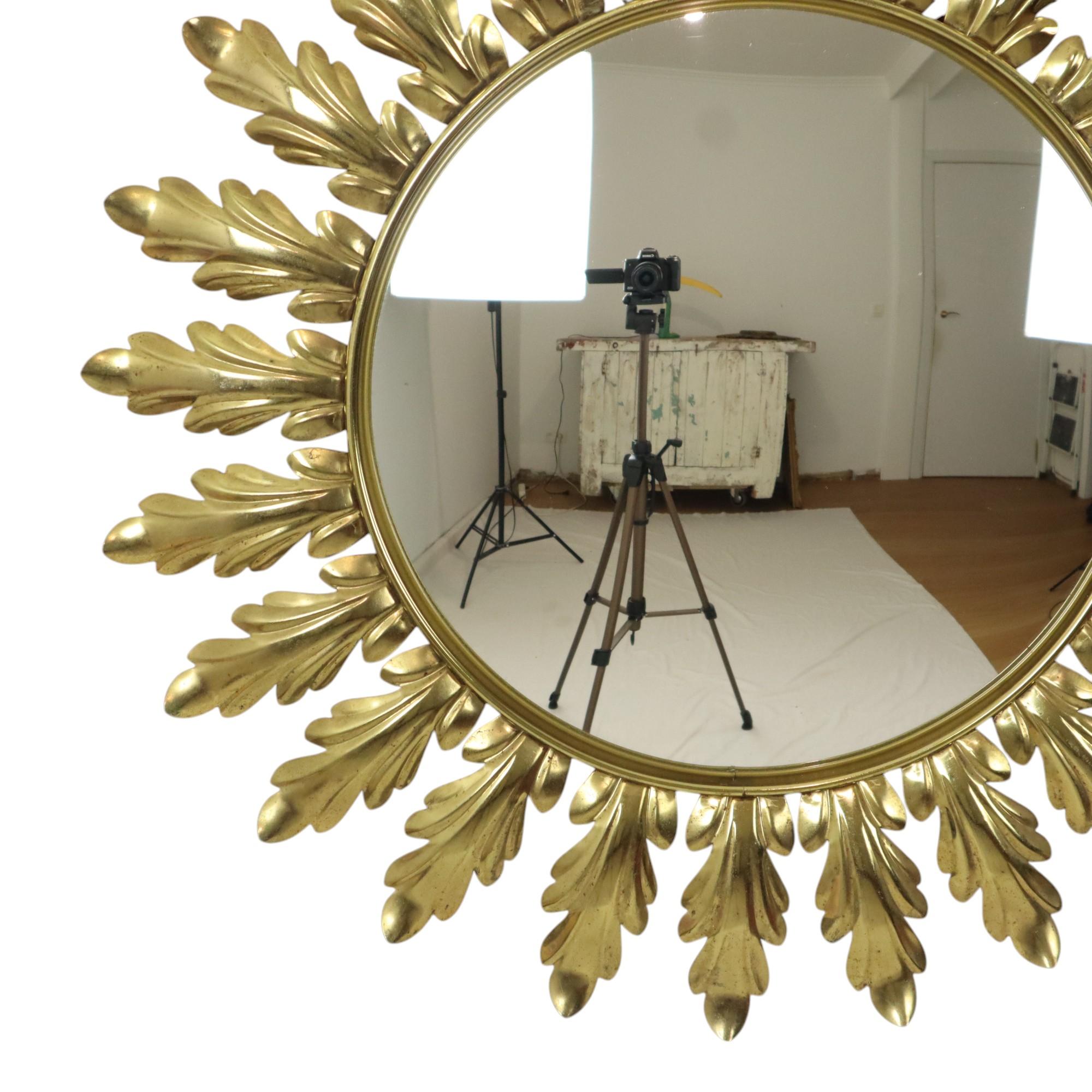 Hollywood Regency Specchio da sole in metallo ramato di metà secolo Deknudt convesso 50 cm in vendita