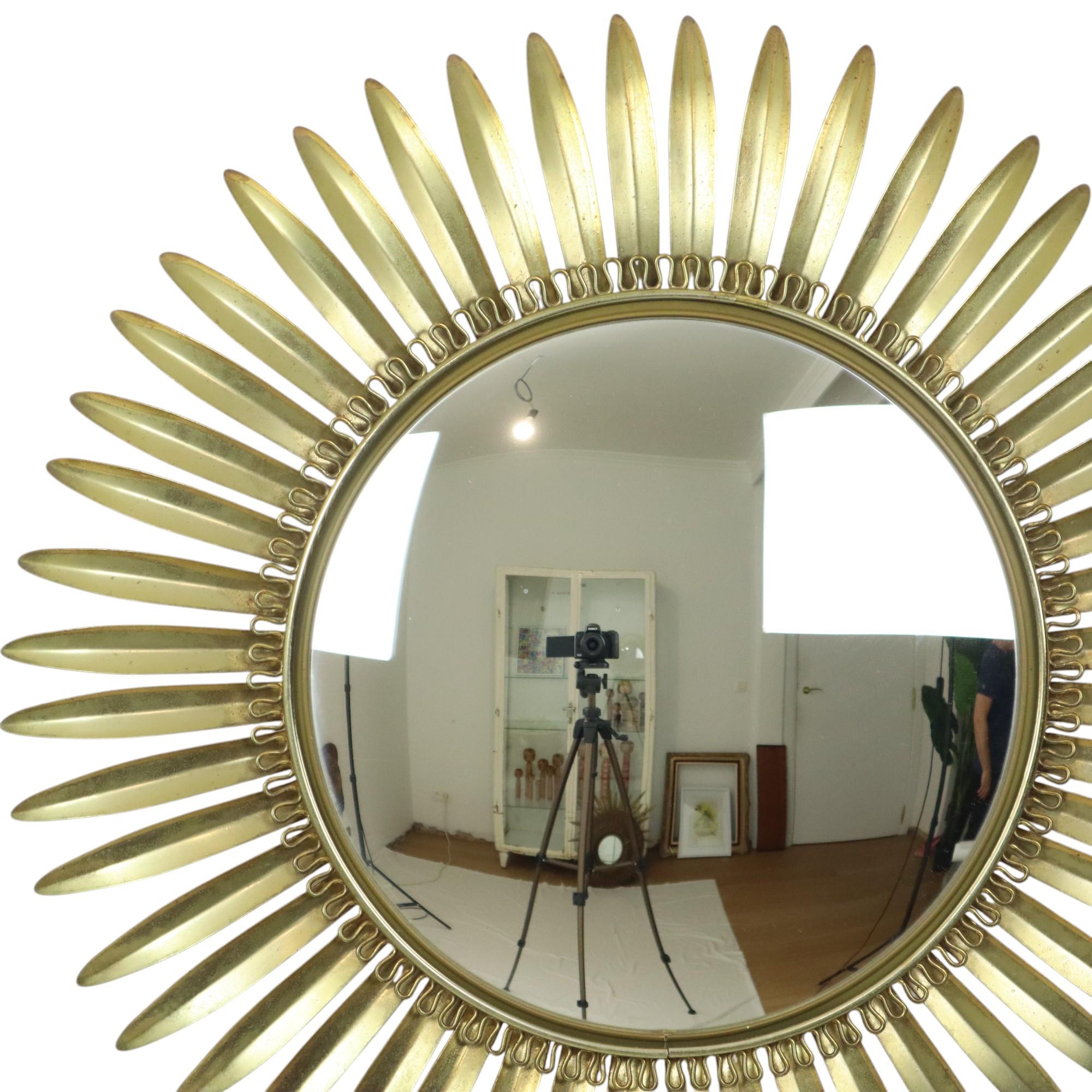 Bellissimo specchio da sole di metà secolo, specchio a raggiera in metallo ramato e legno, con specchio convesso o convesso, questo fantastico design è attribuito a Deknudt, oggetto di design belga di alta qualità degli anni '60 circa.

La casa