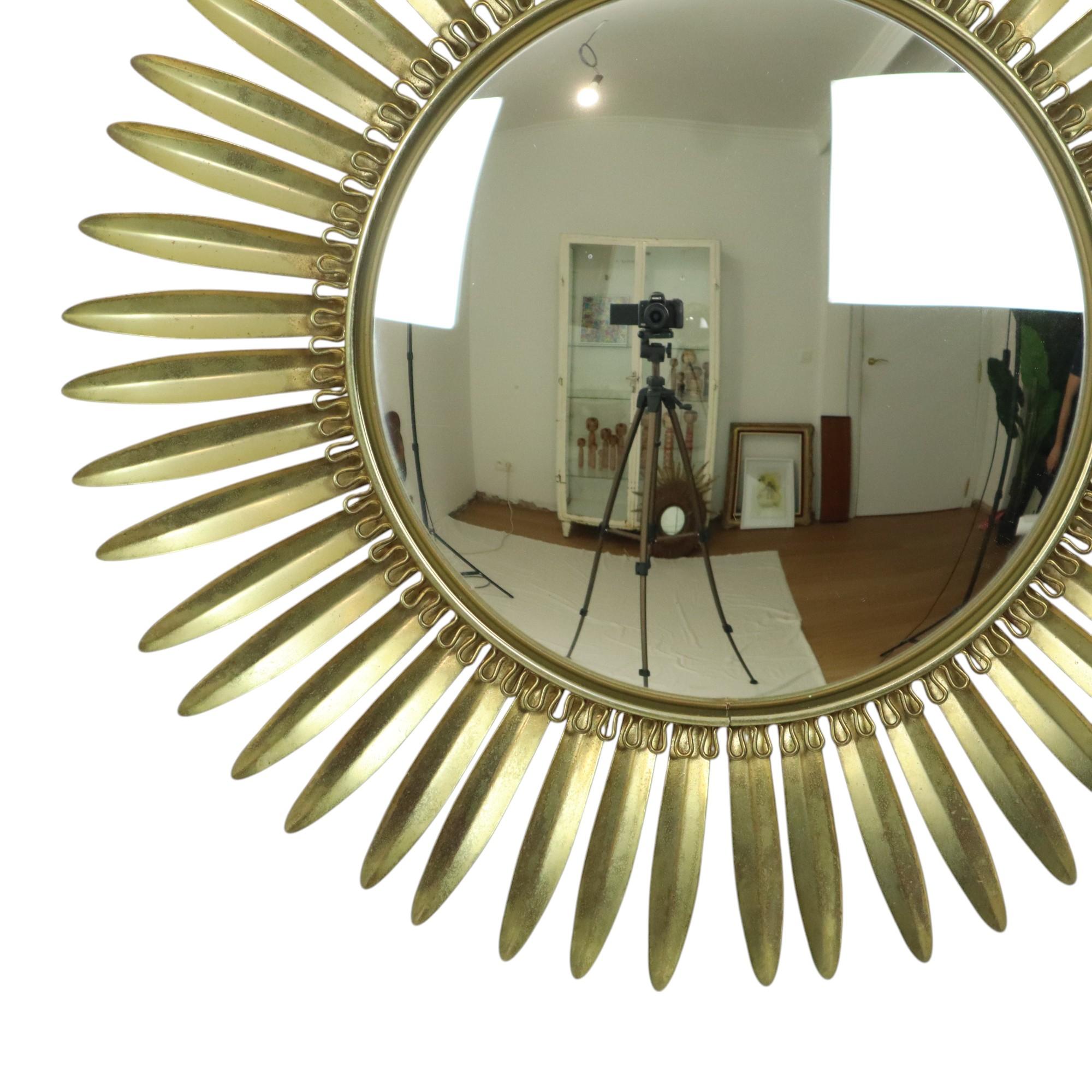 Hollywood Regency Specchio da sole in metallo ramato di metà secolo Deknudt convesso 54 cm in vendita