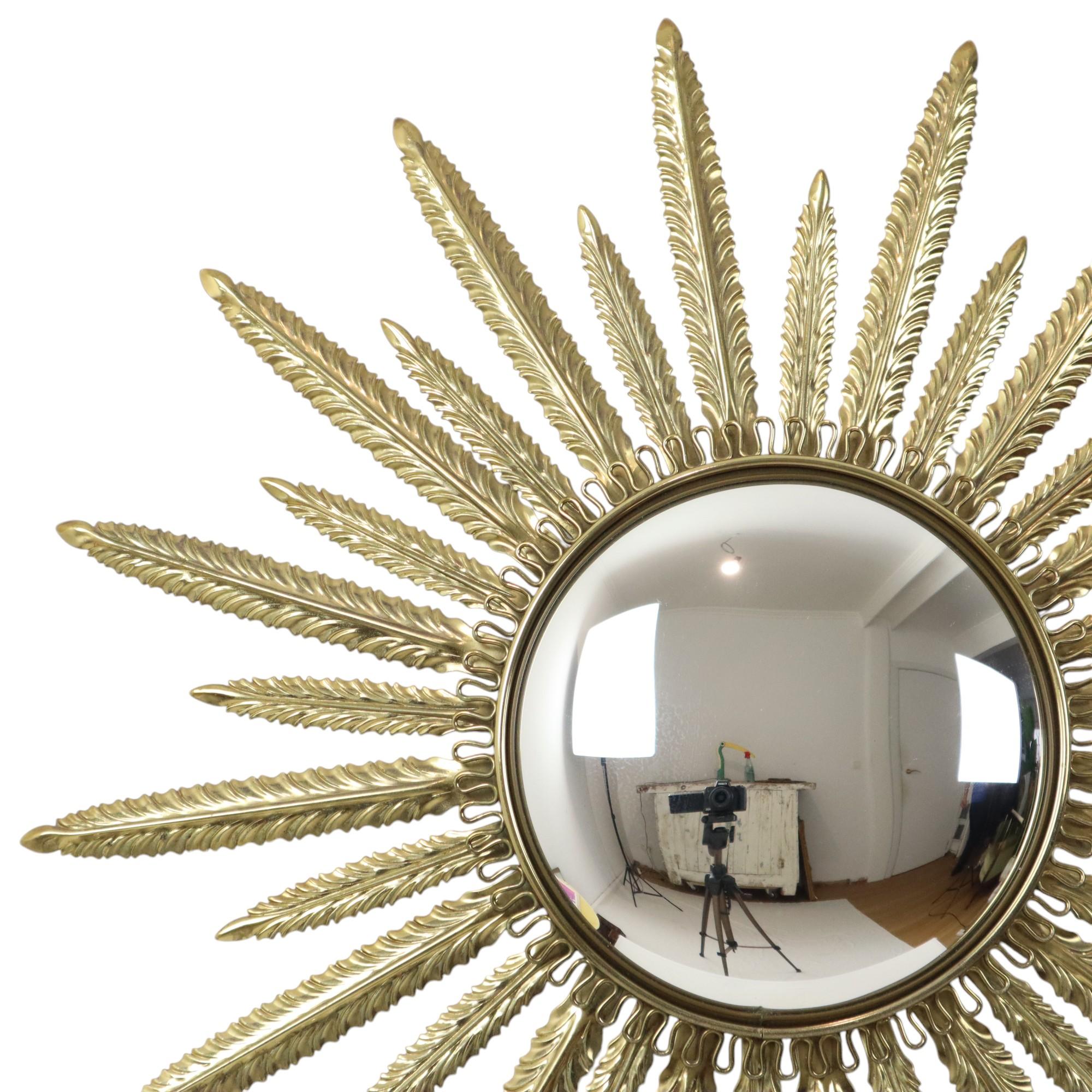 Bellissimo specchio da sole di metà secolo, specchio a raggiera in metallo ramato e legno, con specchio convesso o convesso, questo fantastico design è attribuito a Deknudt, oggetto di design belga di alta qualità degli anni '60 circa.

La casa