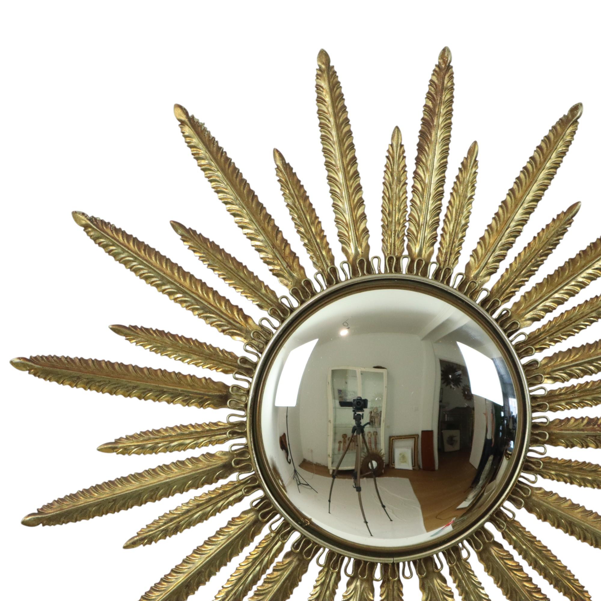 Beautiful mid century sun mirror, sunburst mirror made of copper plated metal and wood, with a convex or convex mirror, this fantastic design is attributed to Deknudt, Belgian high-quality design object from around the 60s.

Belgian house Deknudt,