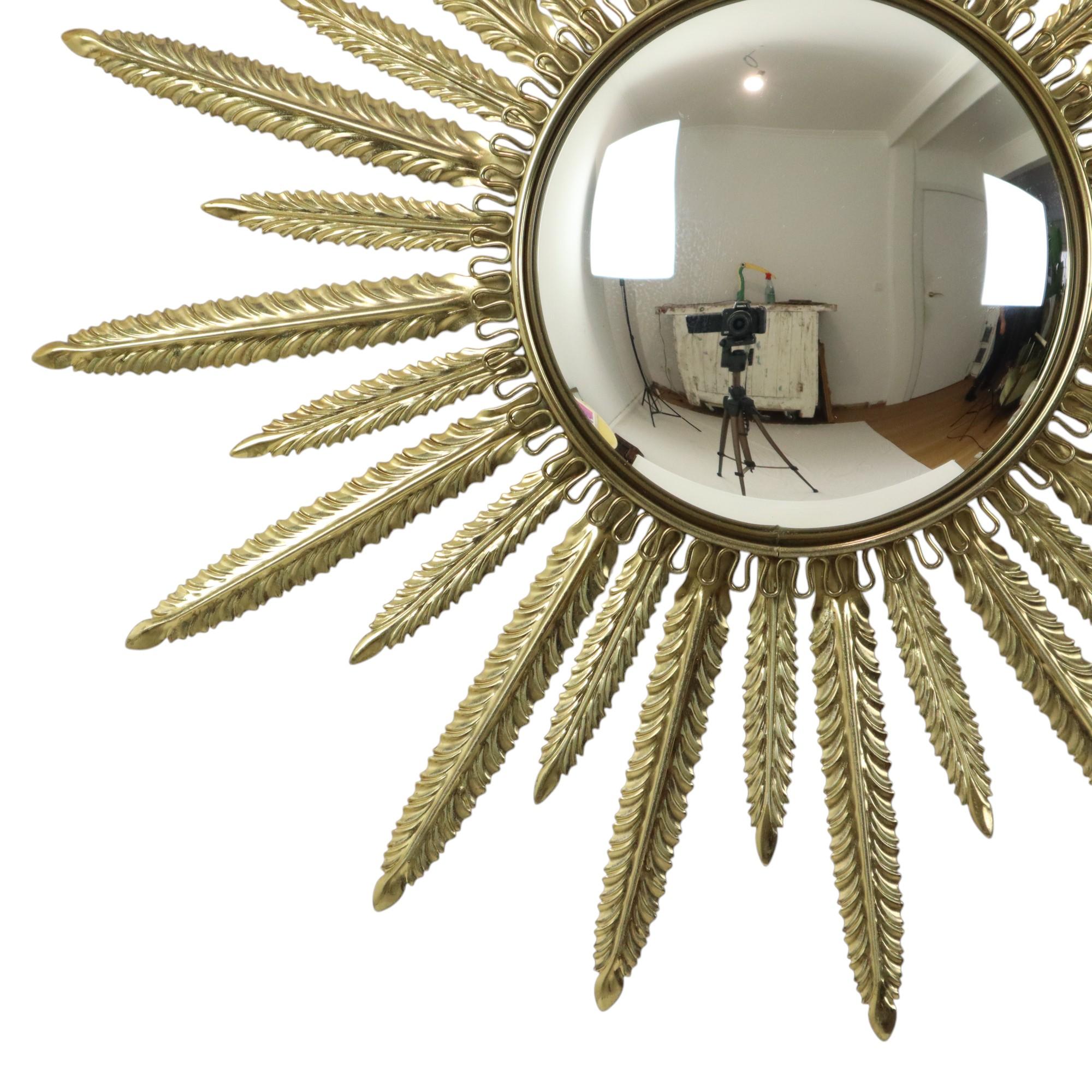 Mid-Century moderno Specchio da sole in metallo ramato di metà secolo Deknudt convesso 55 cm in vendita
