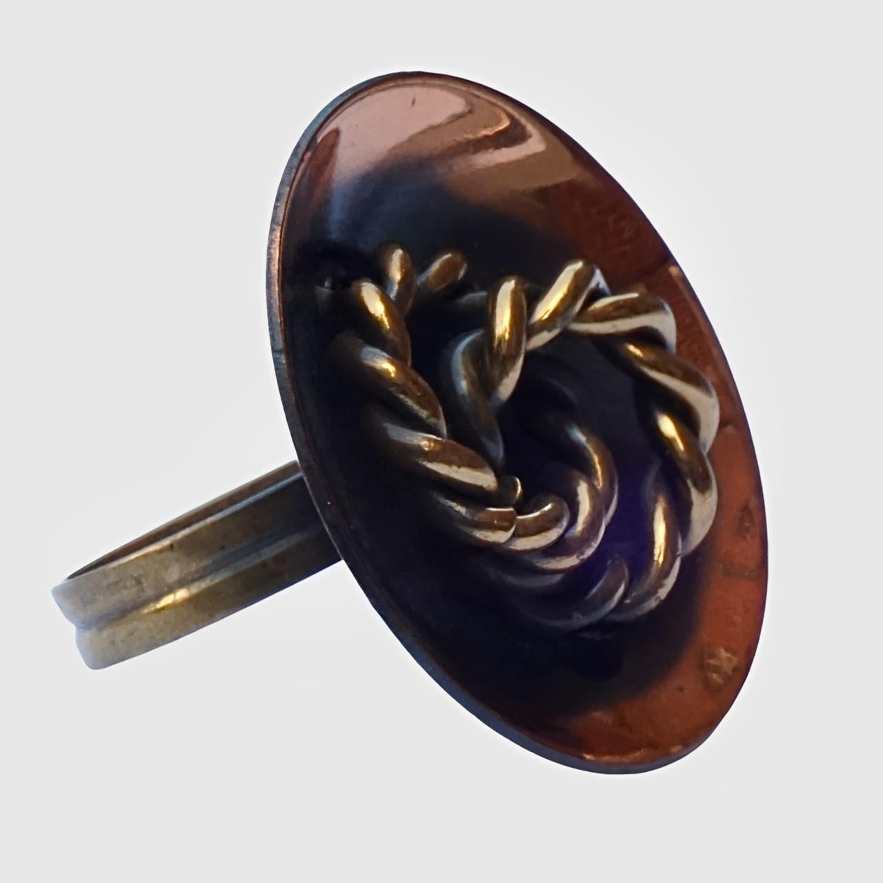 Anello di dichiarazione rotondo in rame lucido di metà secolo con design a corda attorcigliata In condizioni buone in vendita a London, GB