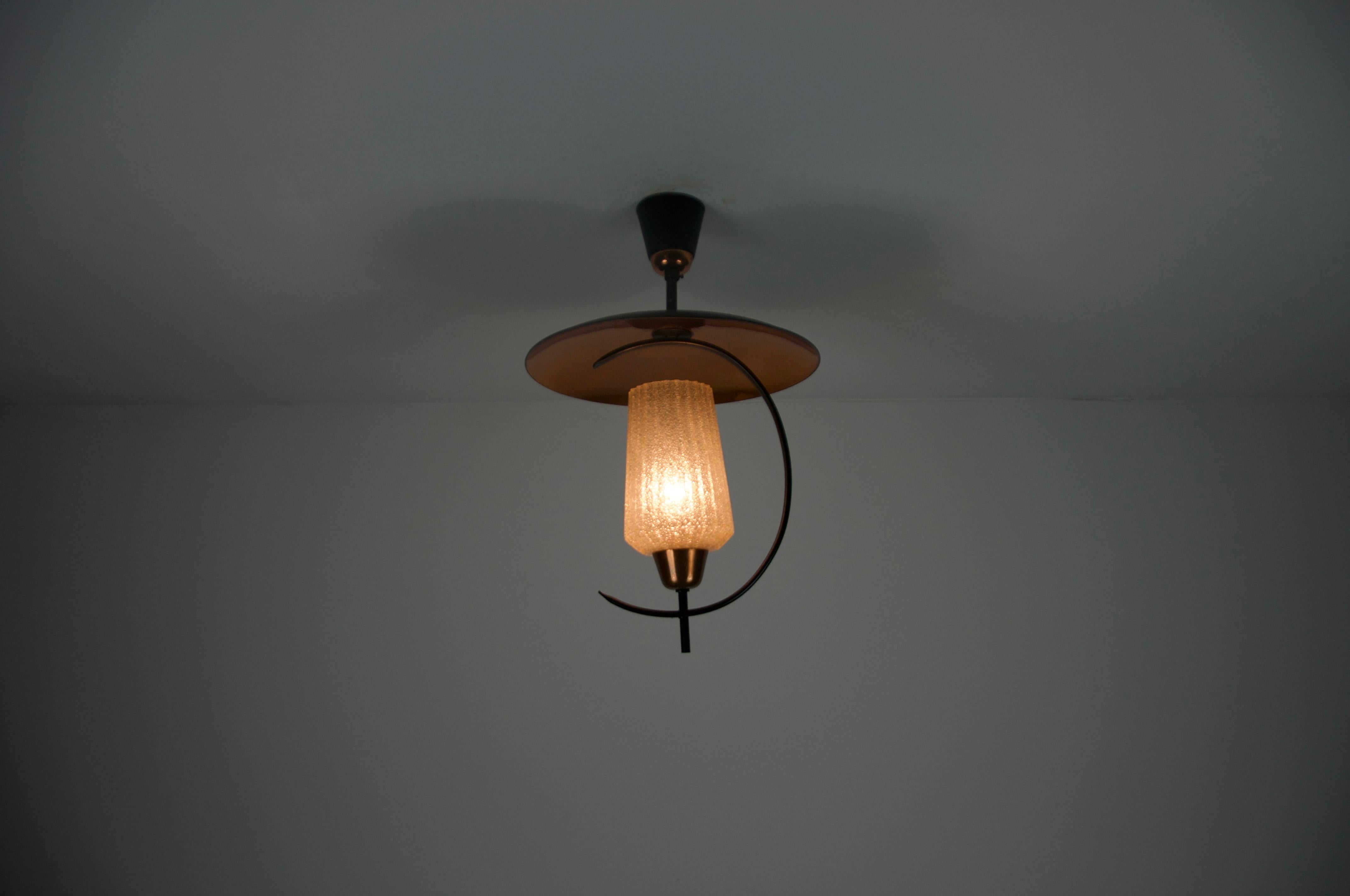 This elegant Mid-Century copper Sputnik ceiling lamp from Italy, dating back to the 1960s, is a striking example of modernist design from the post-war era. Characterized by its sleek, sculptural form, the lamp features a copper-plated canopy and