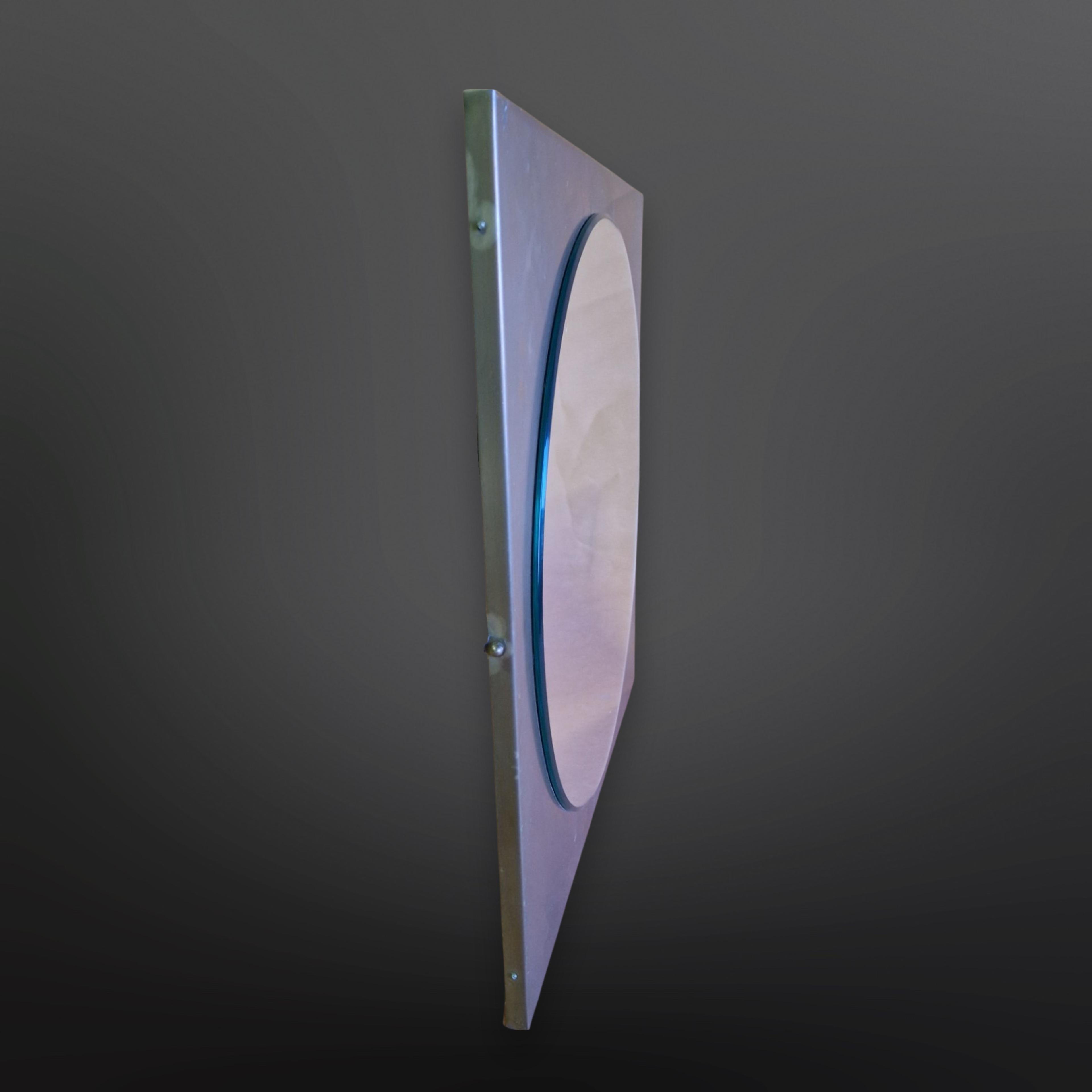 Specchio da parete dal design minimalista. Ha uno specchio rotondo in una cornice di rame. Realizzato a mano negli anni '50 nei Paesi Bassi. Il rame ha acquisito una bella patina nel corso degli anni. Il pezzo è originale e in ottime condizioni.