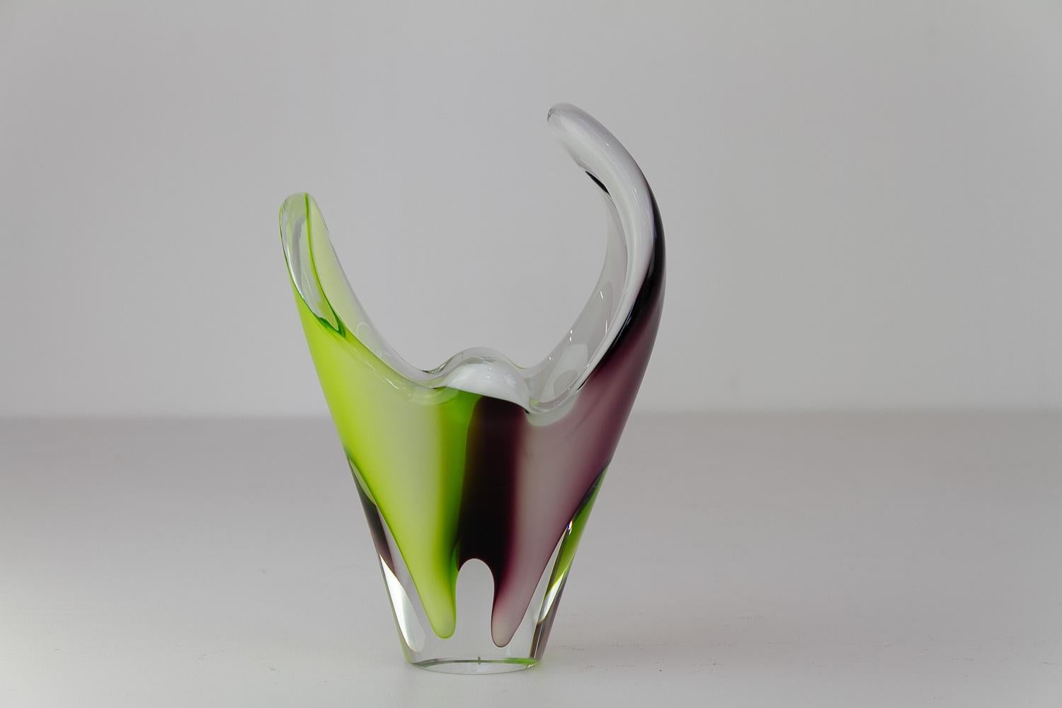 Mid-Century Coquille Glass Vase by Paul Kedelv for Flygsfors Sweden, 1950s. For Sale 4