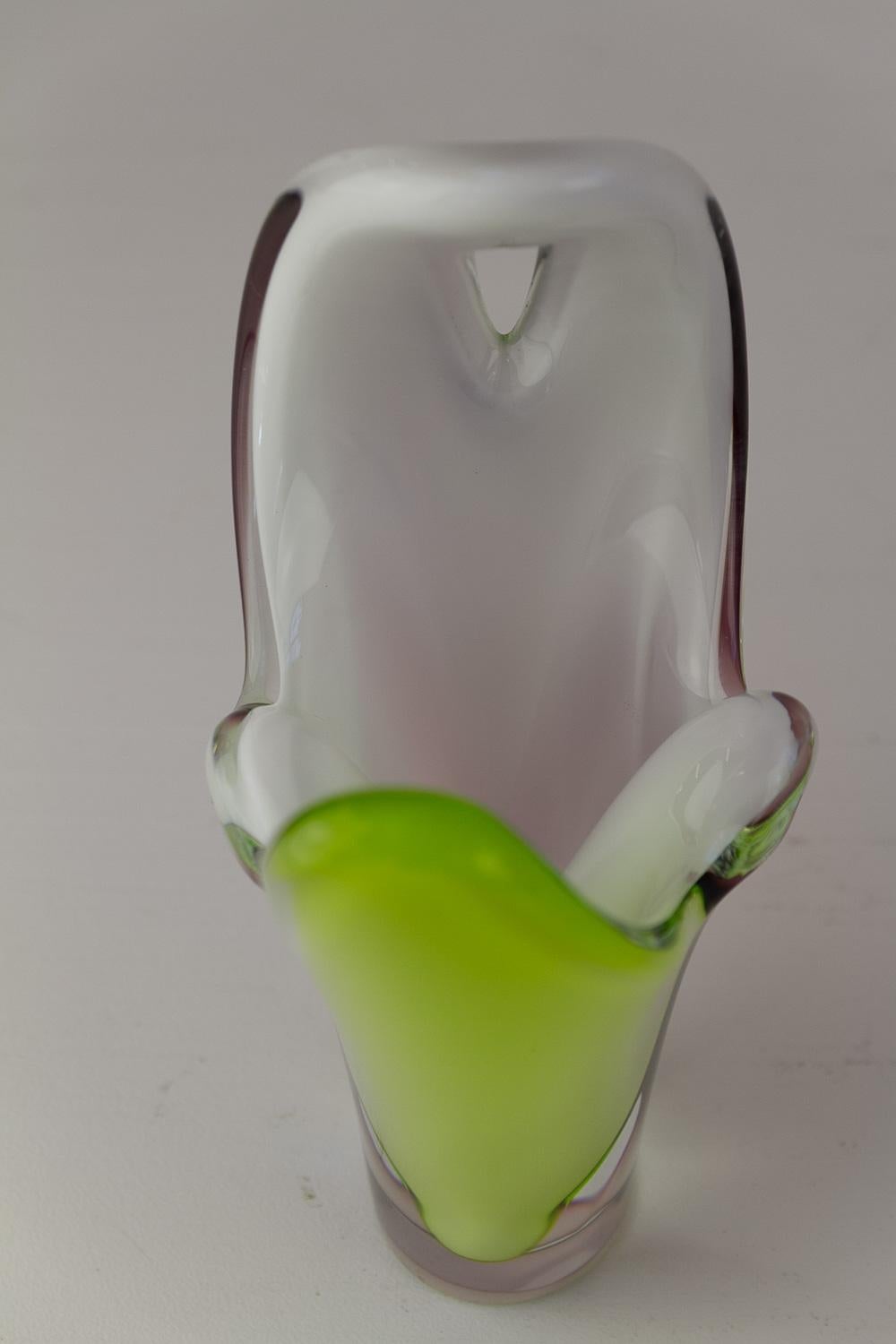 Mid-Century Coquille Glass Vase by Paul Kedelv for Flygsfors Sweden, 1950s. For Sale 8