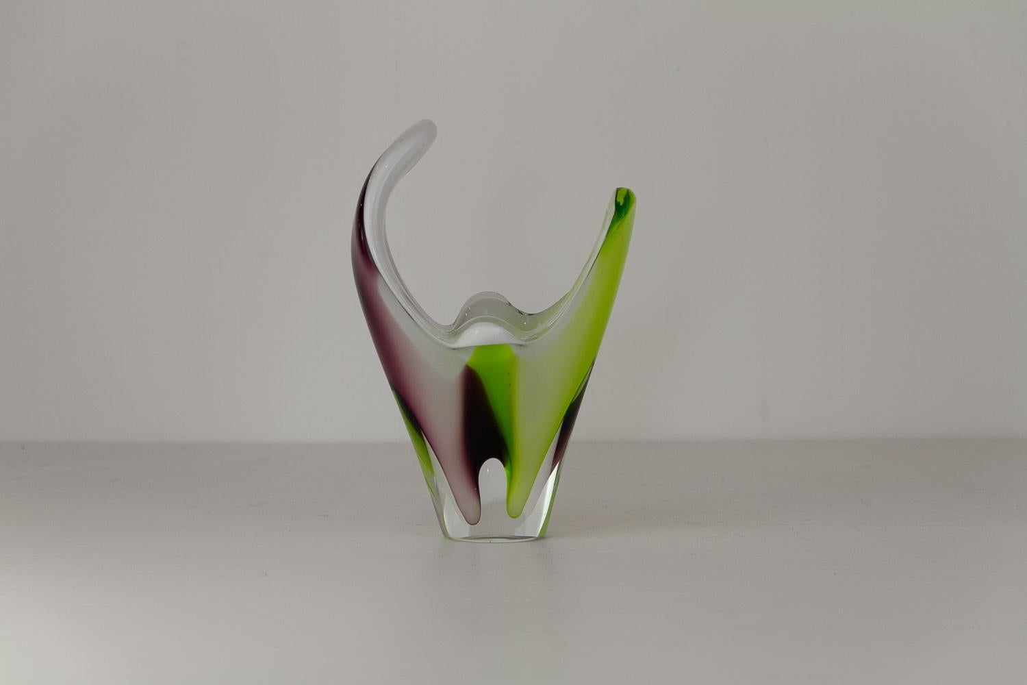 Mid-Century Coquille Glass Vase by Paul Kedelv for Flygsfors Sweden, 1950s. For Sale 11