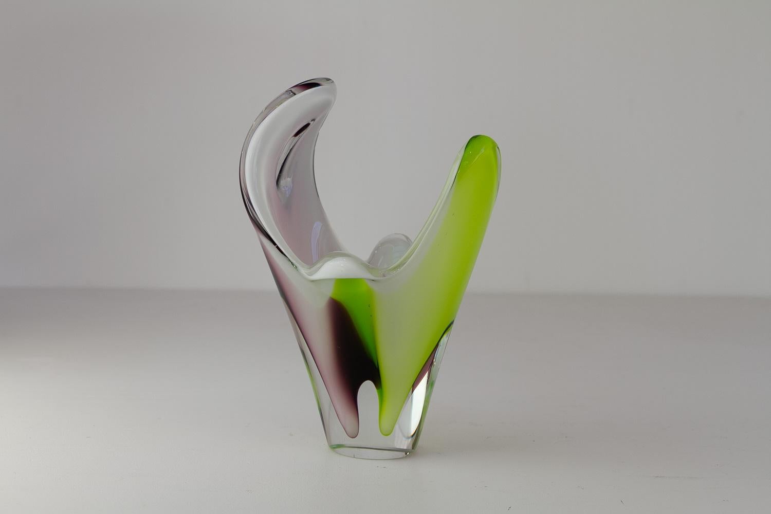 Mid-Century Coquille Glass Vase by Paul Kedelv for Flygsfors Sweden, 1950s.

Multi colored Scandinavian Mid-Century Modern vase in clear, white, purple and green glass. Designed by Paul Kedelv and manufactured by Swedish Flygsfors Glassworks.