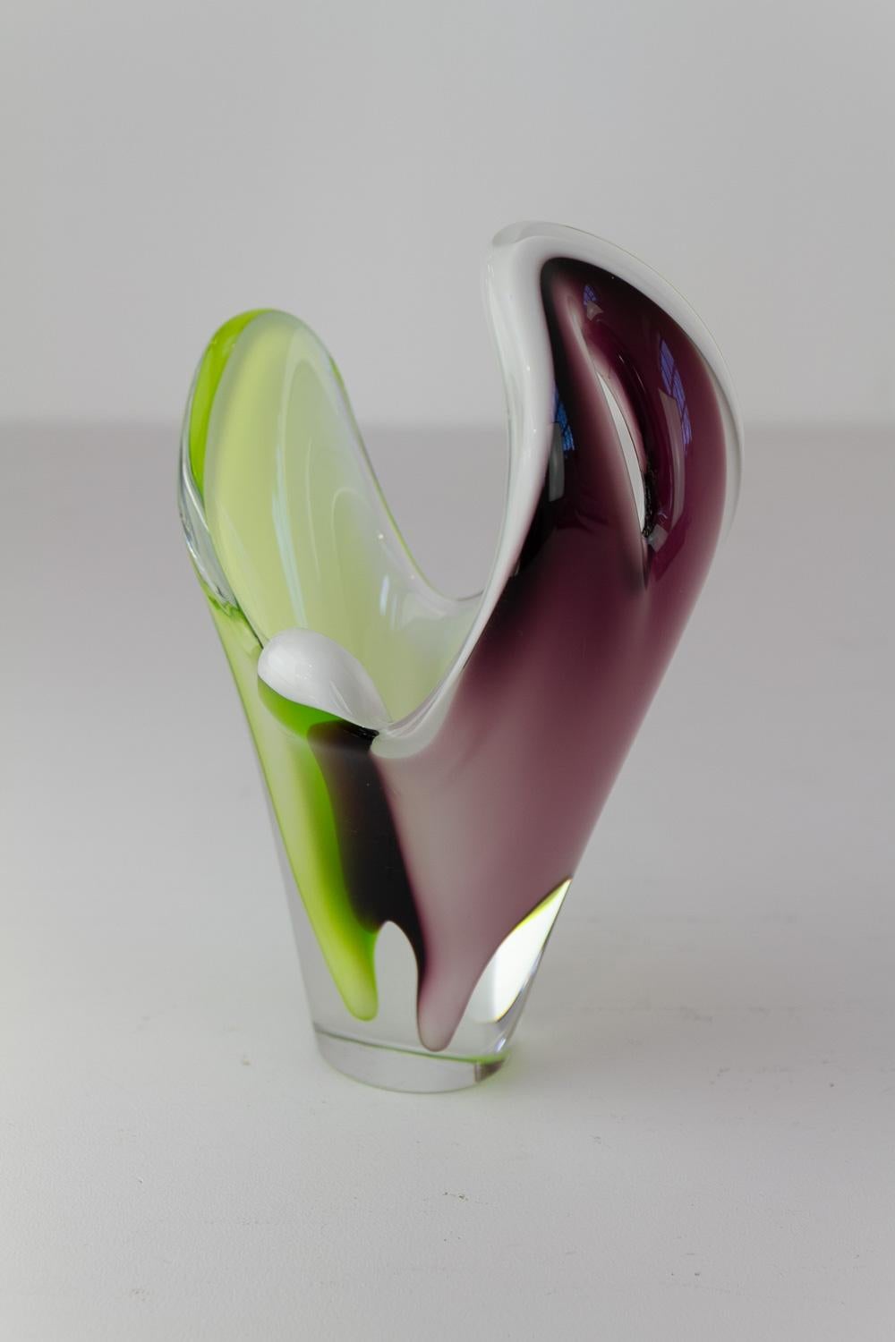Mid-Century Coquille Glass Vase by Paul Kedelv for Flygsfors Sweden, 1950s. In Good Condition For Sale In Asaa, DK