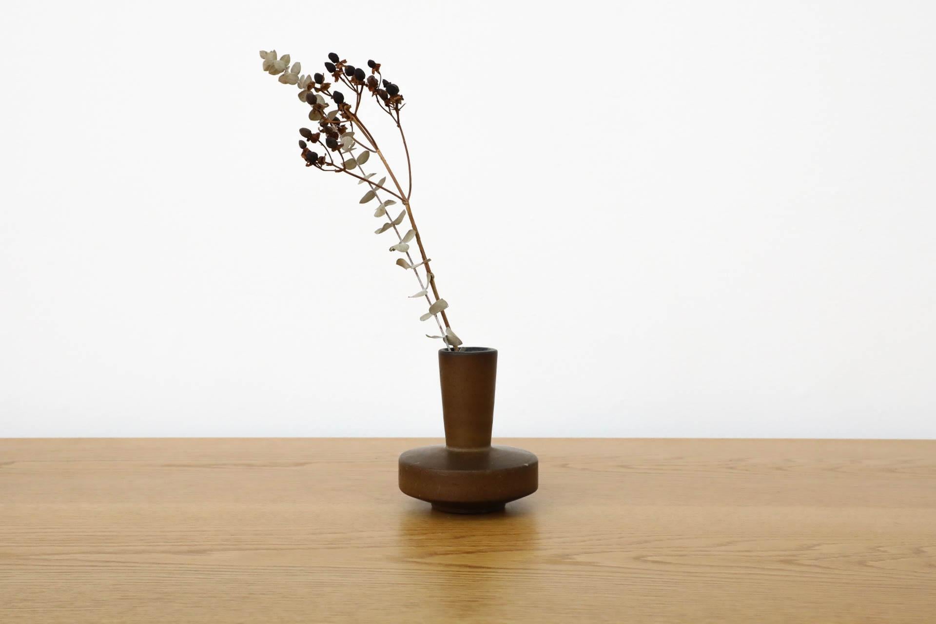 Joli petit vase à bourgeons en céramique hollandaise du milieu du siècle dernier, dans les tons de terre. Fabriquée dans les années 1960 par la célèbre entreprise de céramique Cor Unum, elle présente une finition mate et glacée dans les tons de