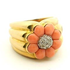 Korallen- und Diamantblütenring aus der Mitte des Jahrhunderts, 18K Gelbgold, CIRCA 1970