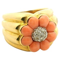 Korallen- und Diamantblütenring aus der Mitte des Jahrhunderts, 18K Gelbgold, CIRCA 1970