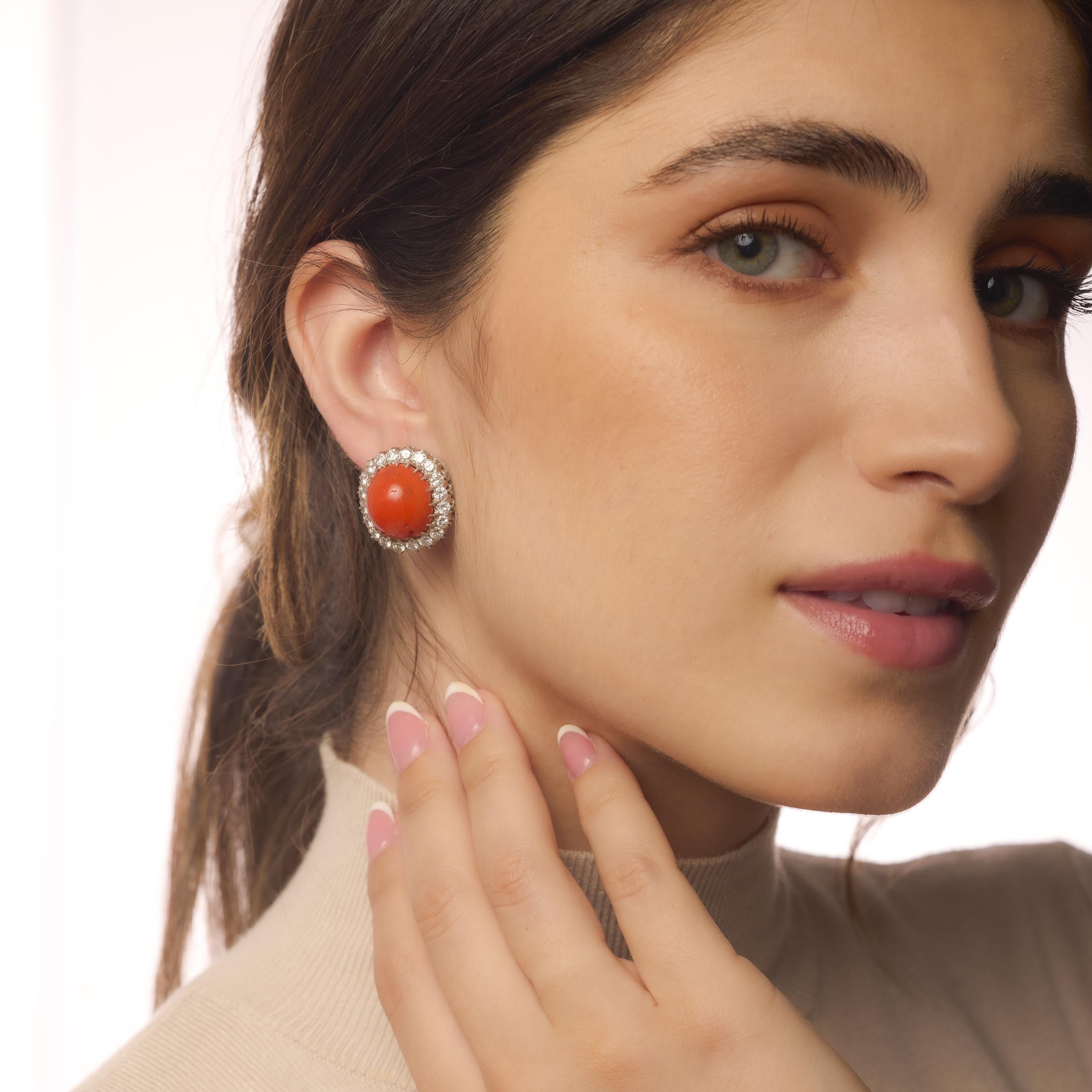 Estos pendientes de platino de mediados de siglo muestran un atrevido cabujón de coral rodeado de deslumbrantes diamantes redondos, que combinan la forma escultural con la elegancia atemporal.