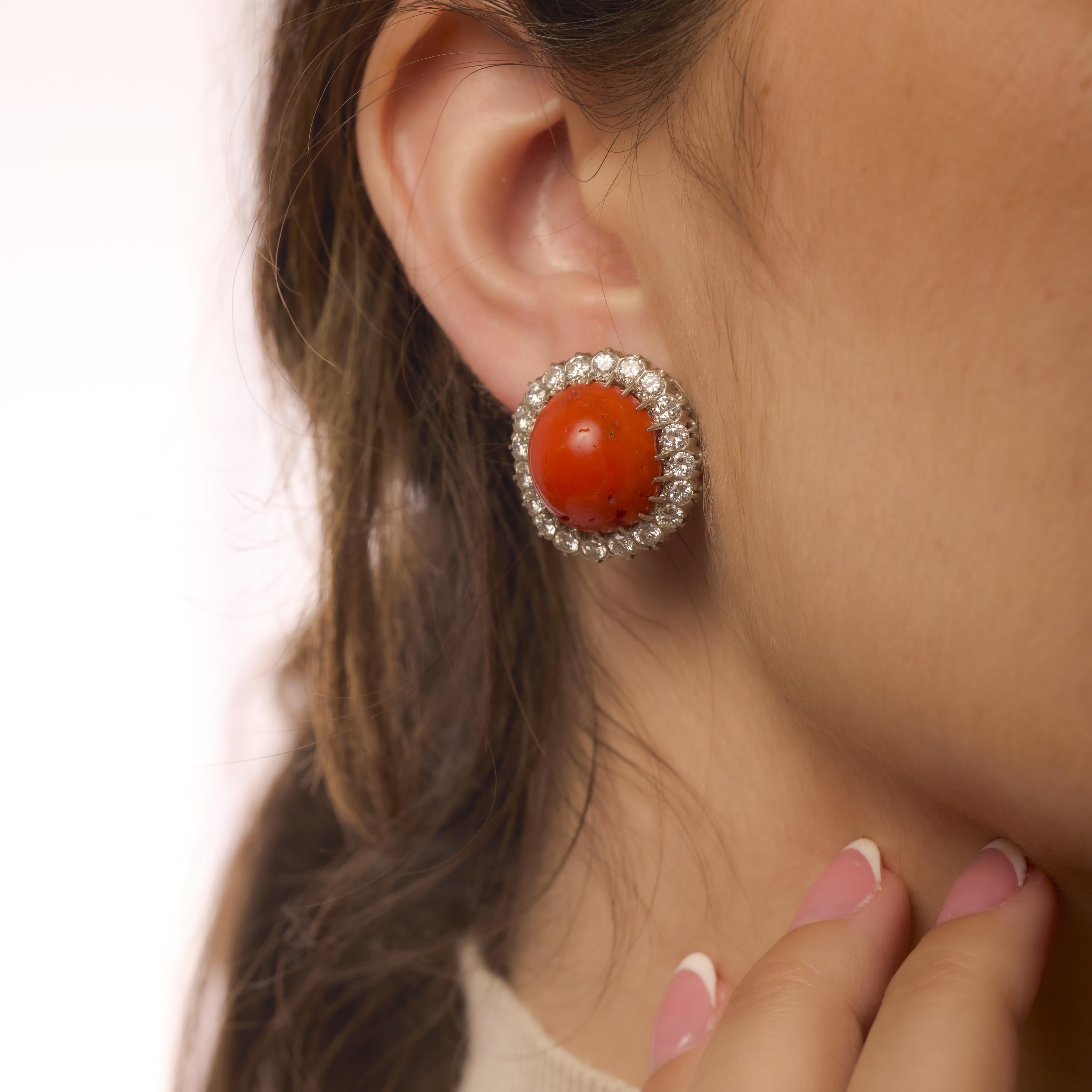 Pendientes racimo coral diamante platino Mid Century Cabujón en venta